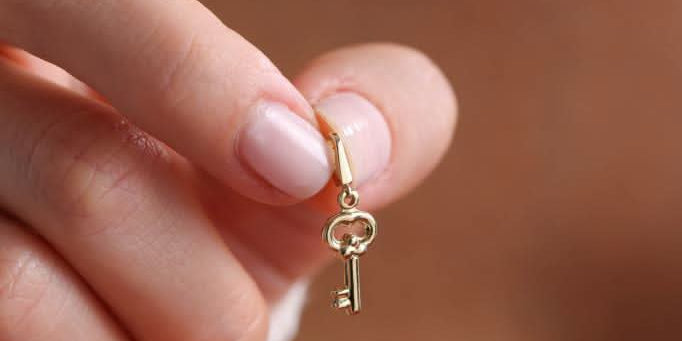 Charm Modelleri: Halka, Ağırlık ve Mine Bakımı Rehberi — 14 Ayar Altın Anahtar Charm EKM48103