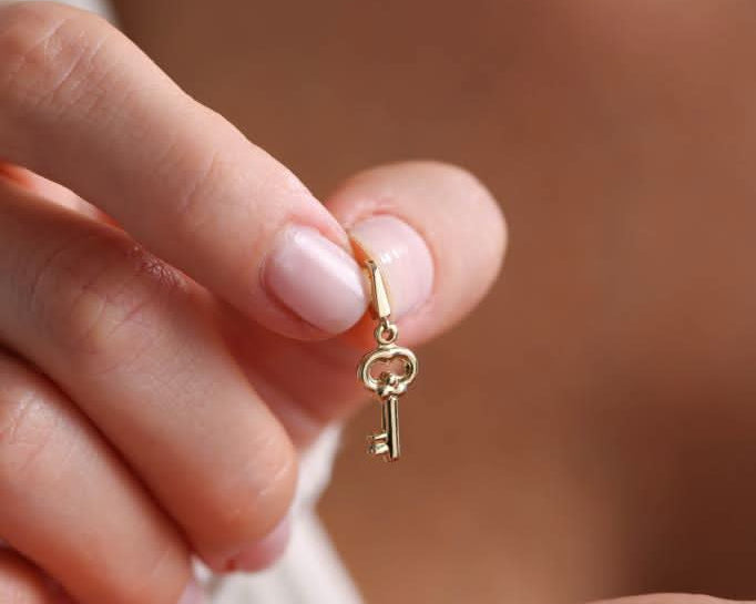 Charm Modelleri: Halka, Ağırlık ve Mine Bakımı Rehberi — 14 Ayar Altın Anahtar Charm EKM48103