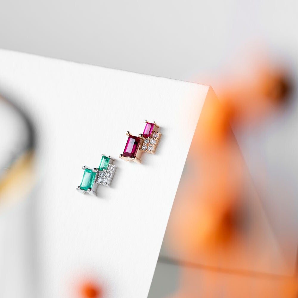 0.66 CT Baget Kesim Zümrüt Taşlı Beyaz Altın Küpe