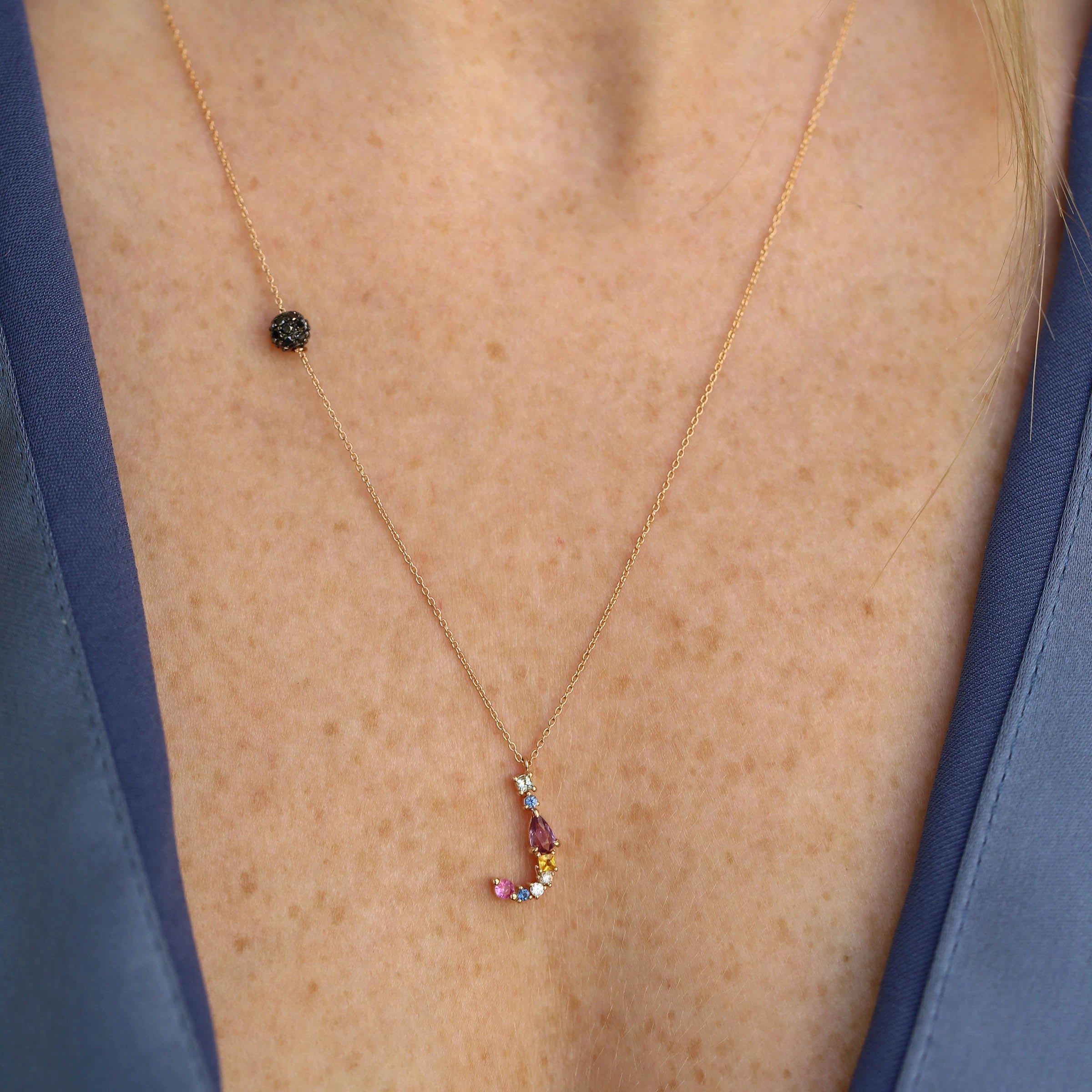 0-75-ct-brown-pirlanta-ve-multicolor-safir-tasli-j-harf-kolye-174125.jpg