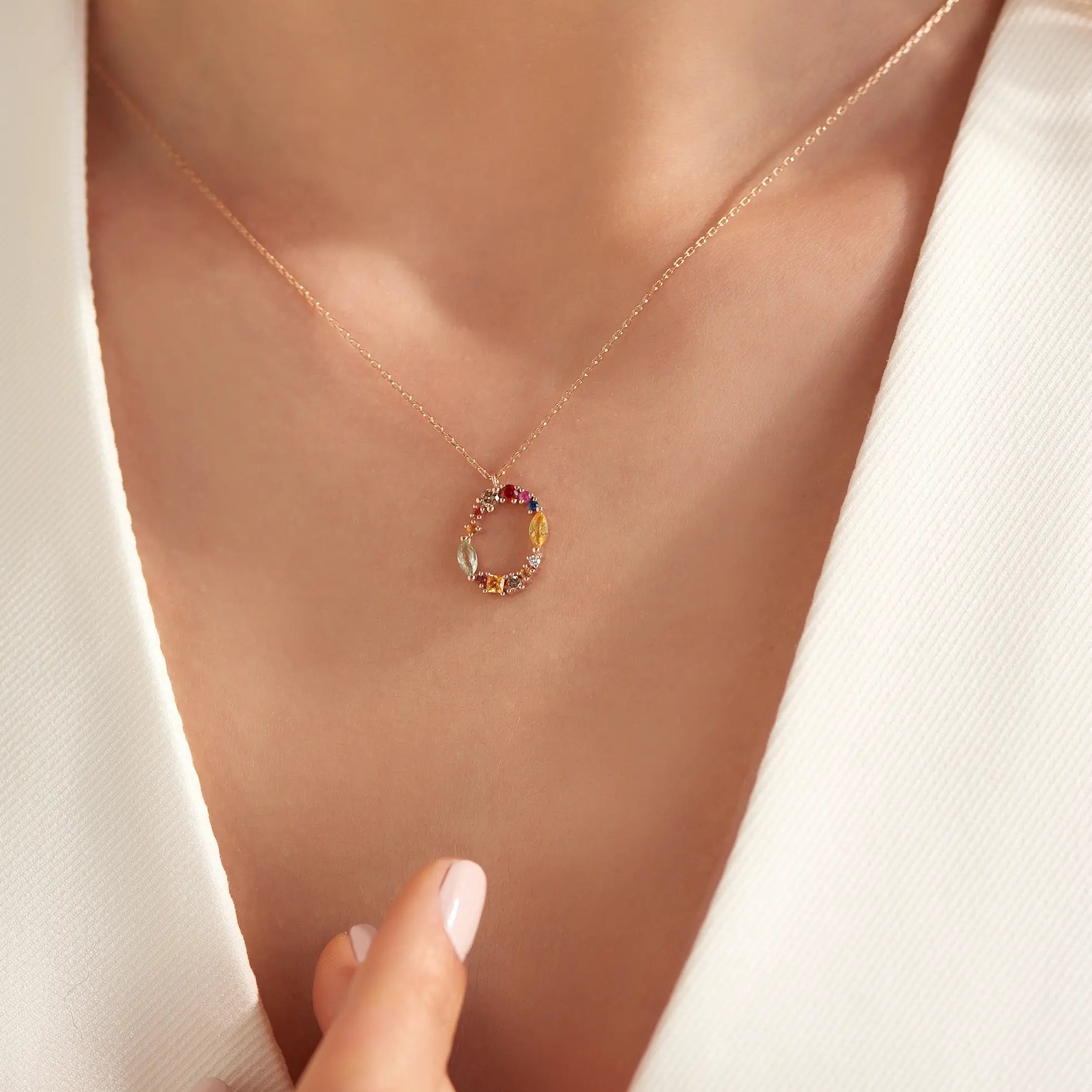 0.76 CT Brown Pırlanta ve Multicolor Safir Taşlı O Harf Kolye