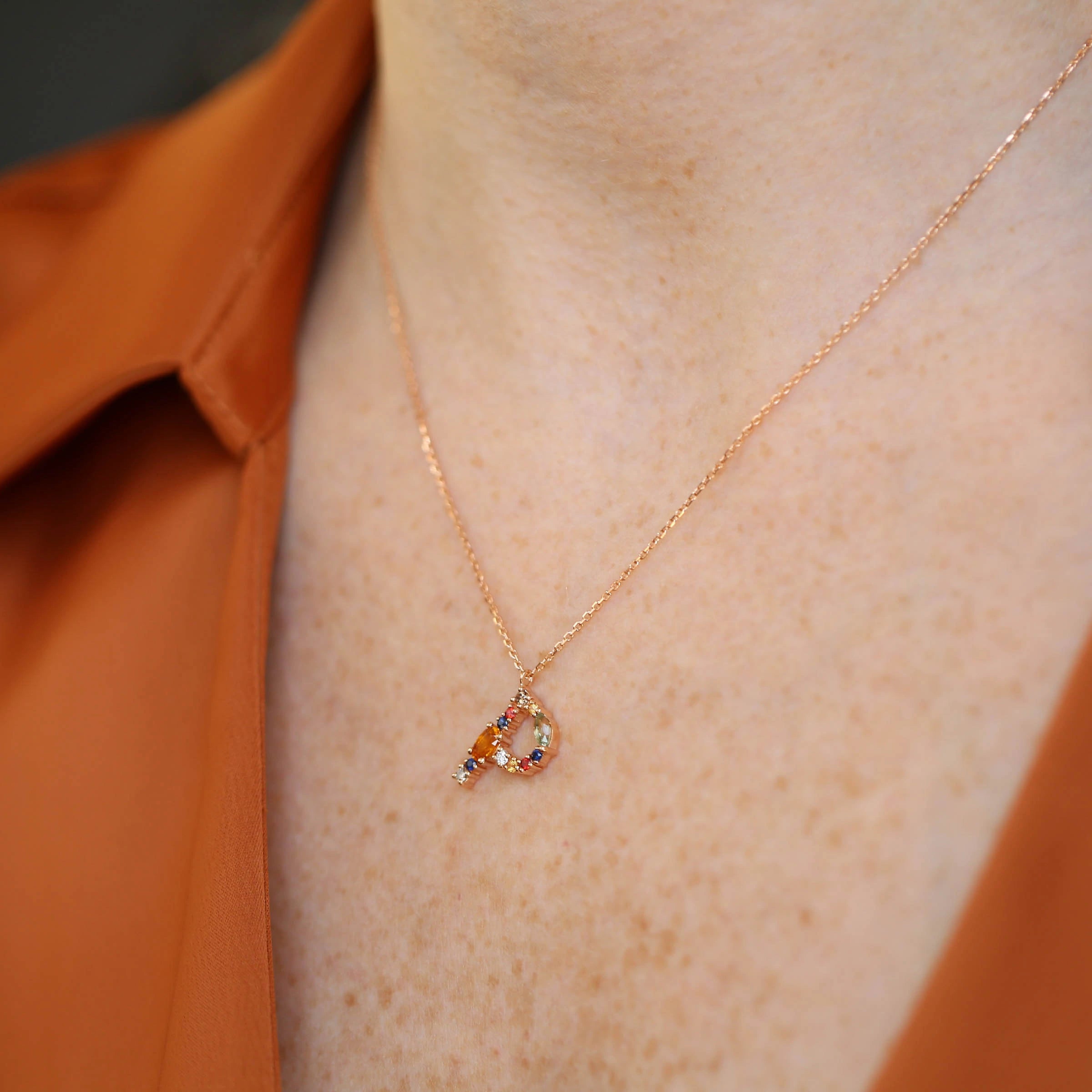 0-78-ct-brown-pirlanta-ve-multicolor-safir-tasli-p-harf-kolye-174145.jpg
