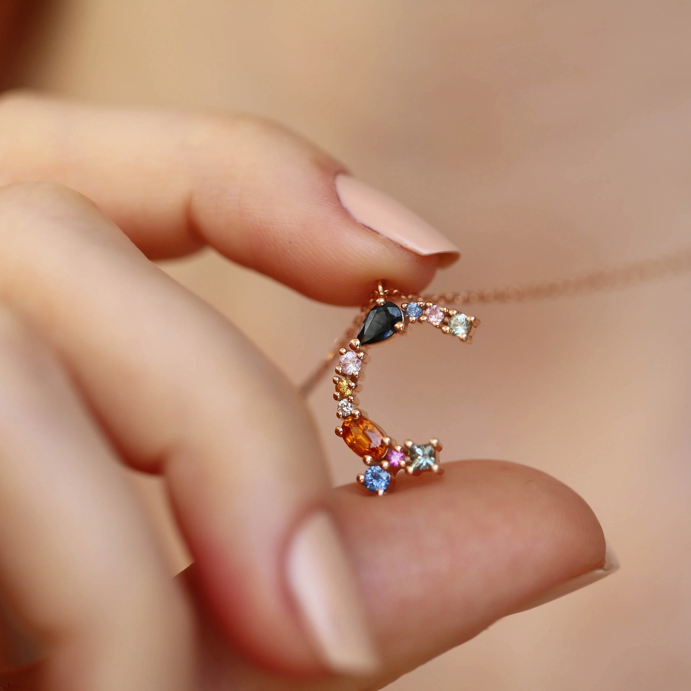 0.89 CT Brown Pırlanta ve Multicolor Safir Taşlı Ç Harf Kolye