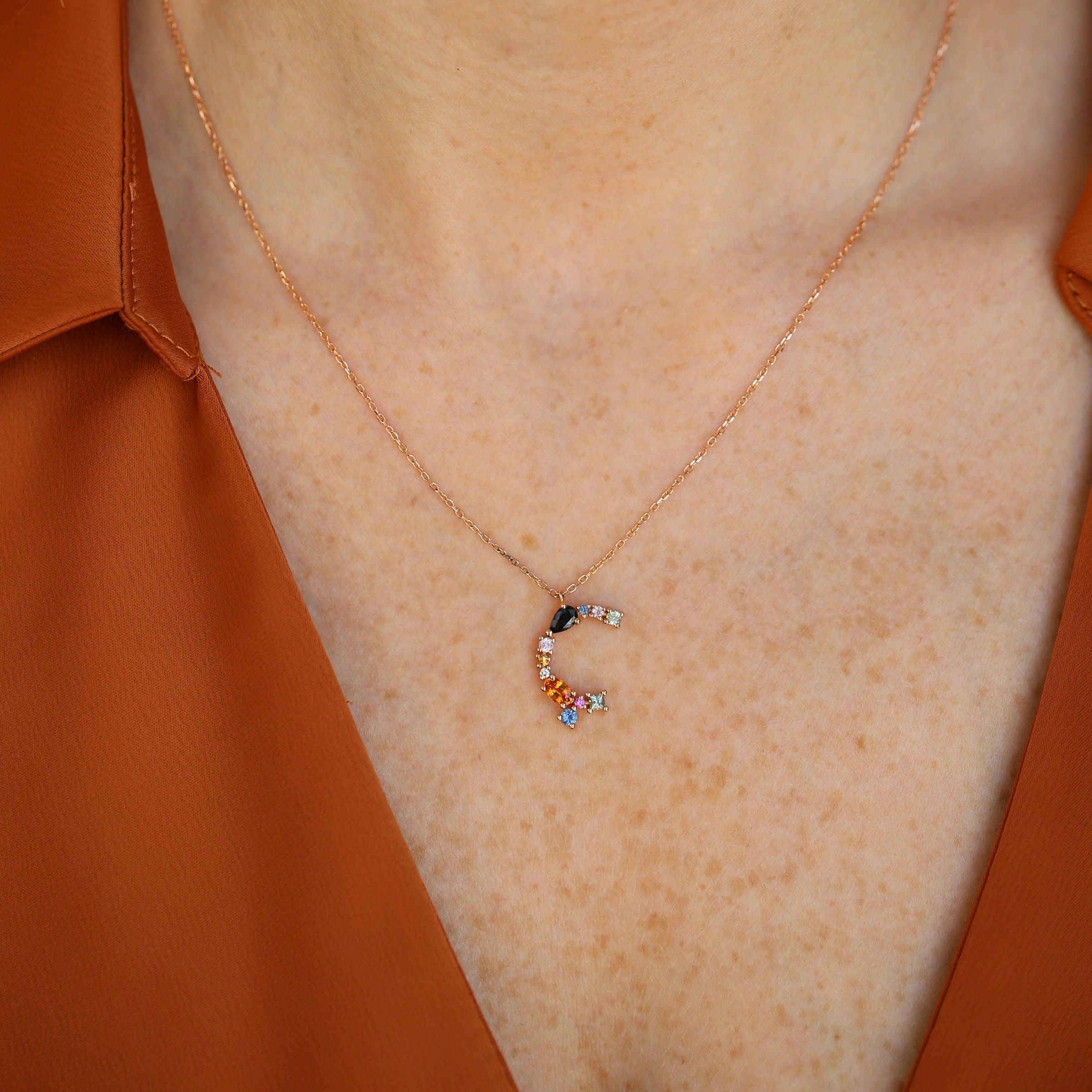 0.89 CT Brown Pırlanta ve Multicolor Safir Taşlı Ç Harf Kolye