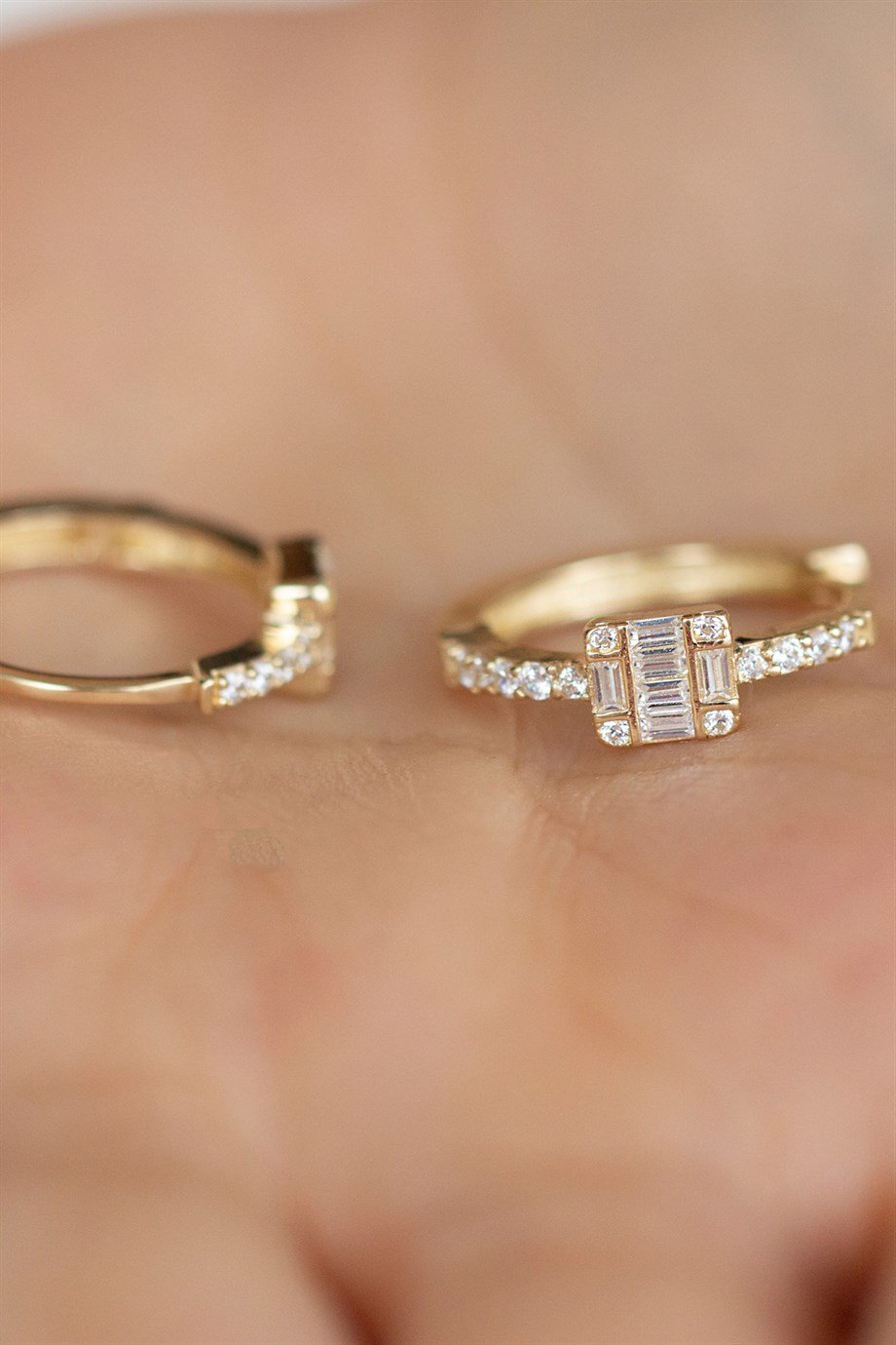 Şık Altın Baget Taşlı Küpe