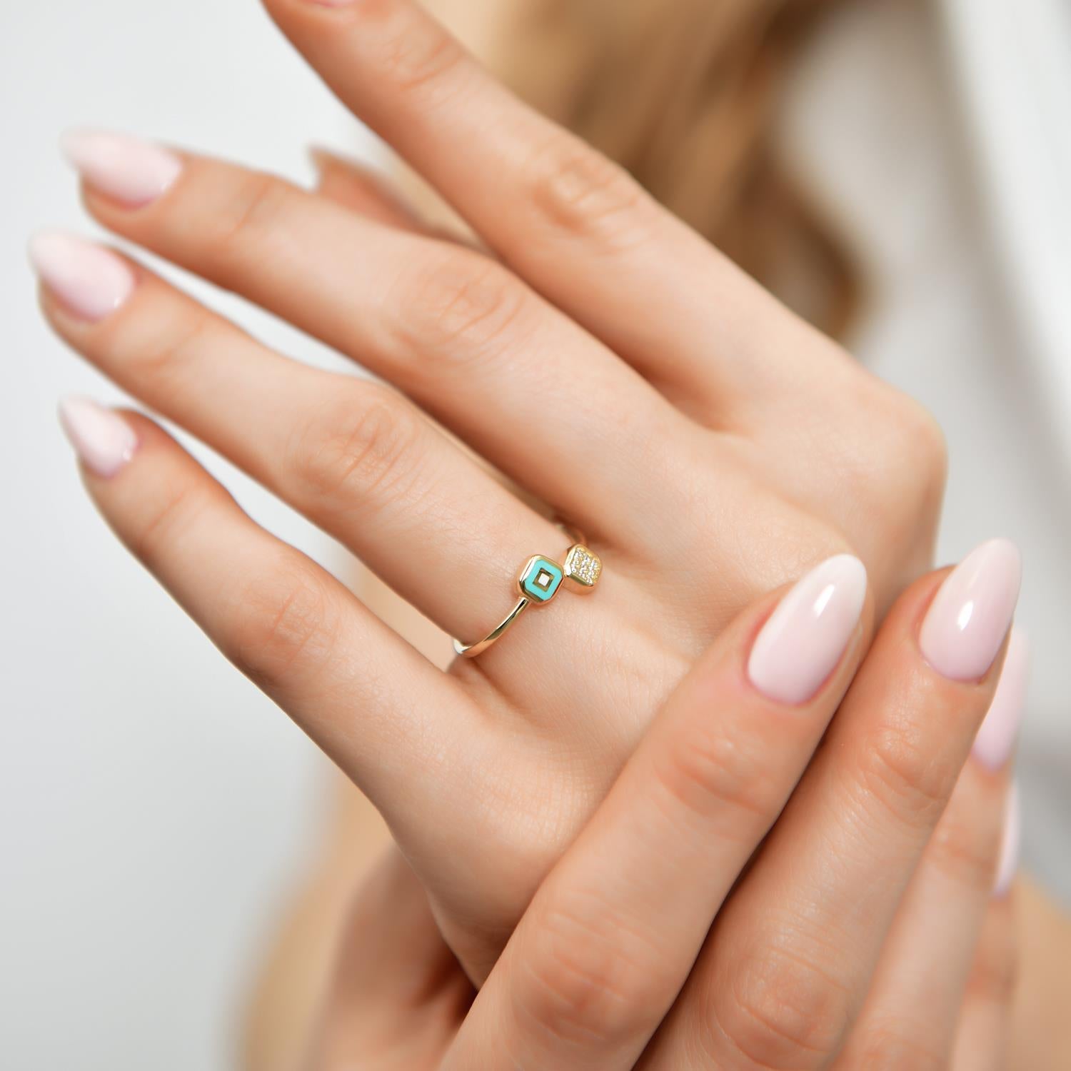 Renkli Mineli Taş Süslemeli Altın Yüzük