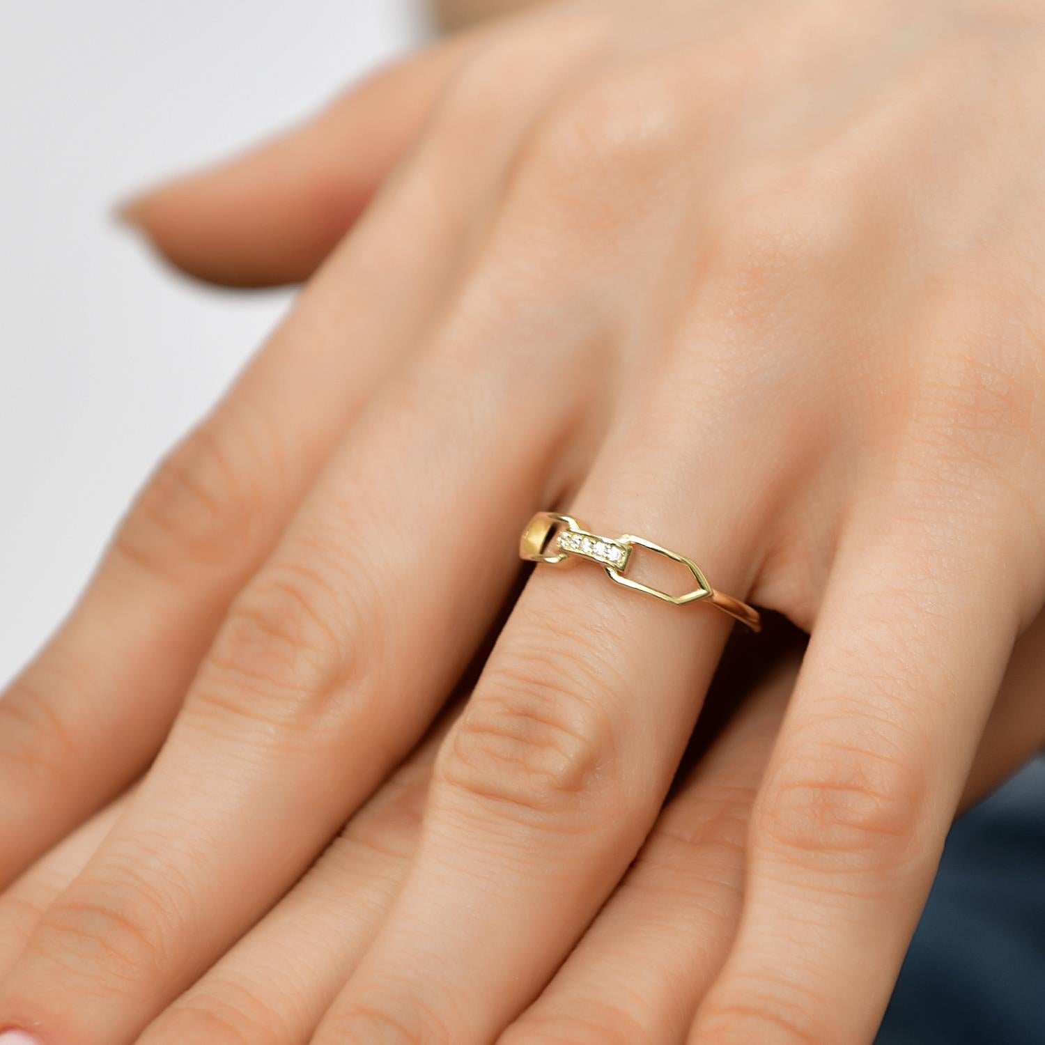 14 Ayar Altın Taşlı Kilit Model Yüzük