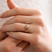 Zarif Baget Taş Detaylı Altın Yüzük