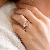 Zarif Taş İşlemeli Altın Yüzük 14 Ayar