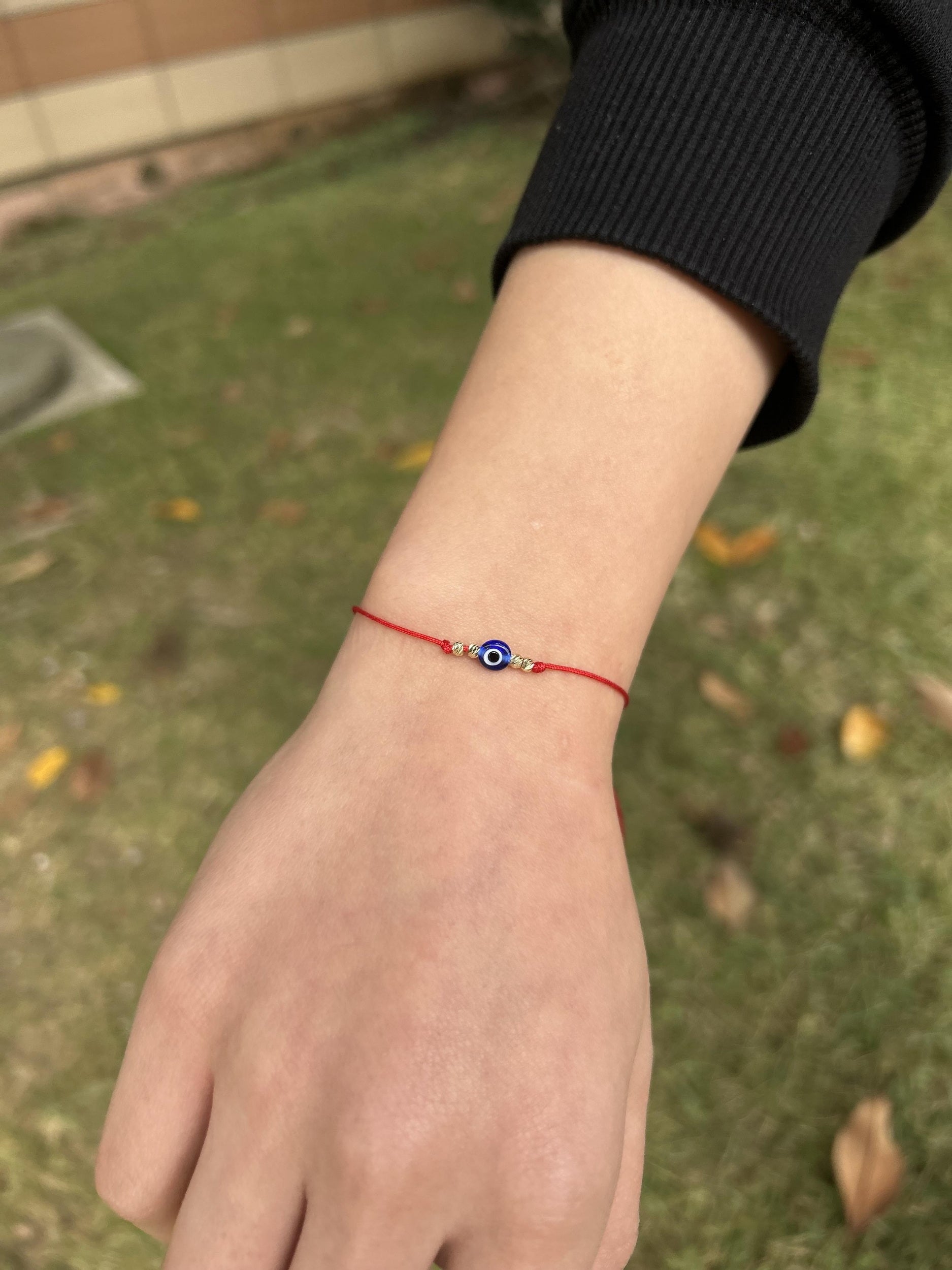 Altın Küçük Toplu Kırmızı Ipli Bileklik