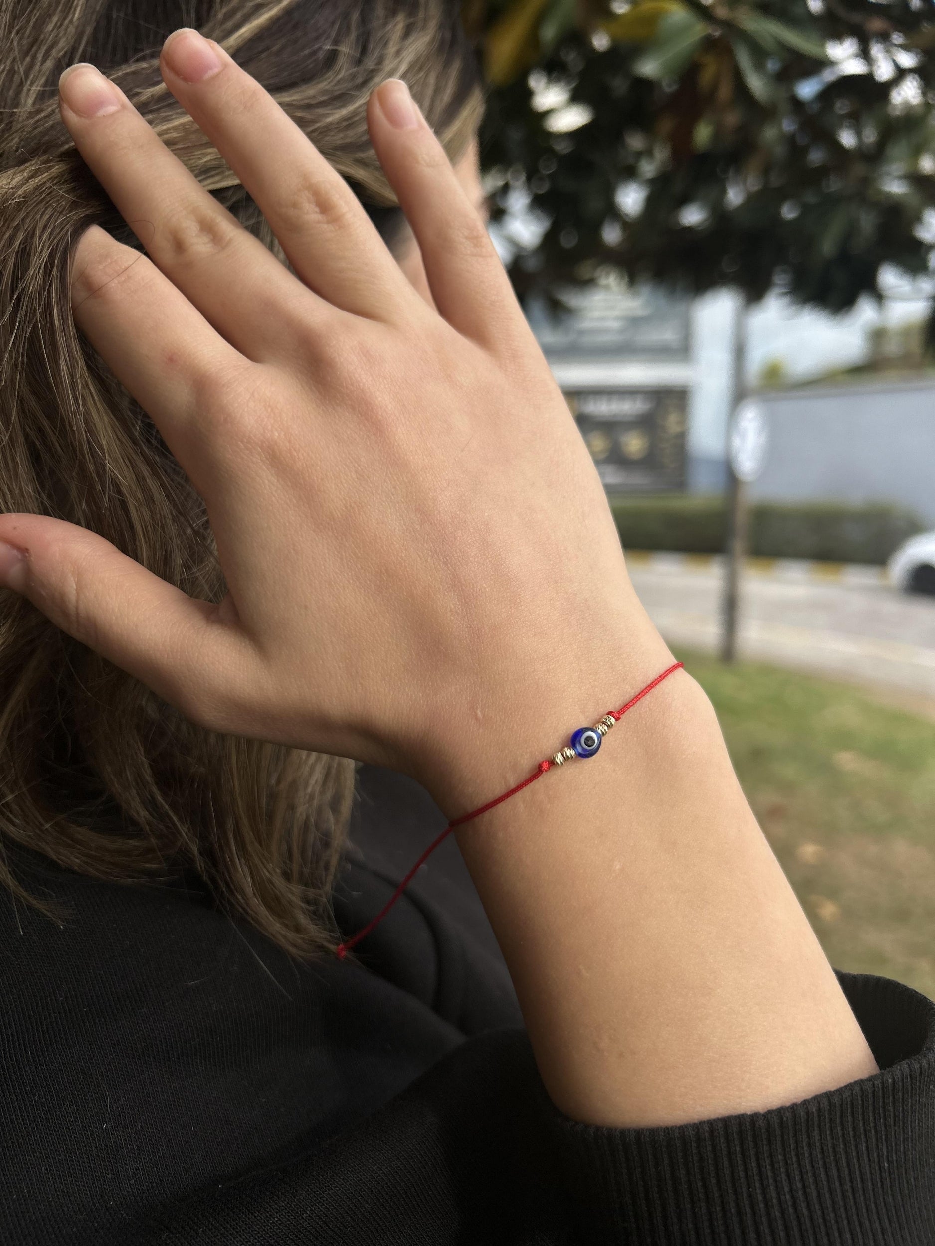 Altın Küçük Toplu Kırmızı Ipli Bileklik