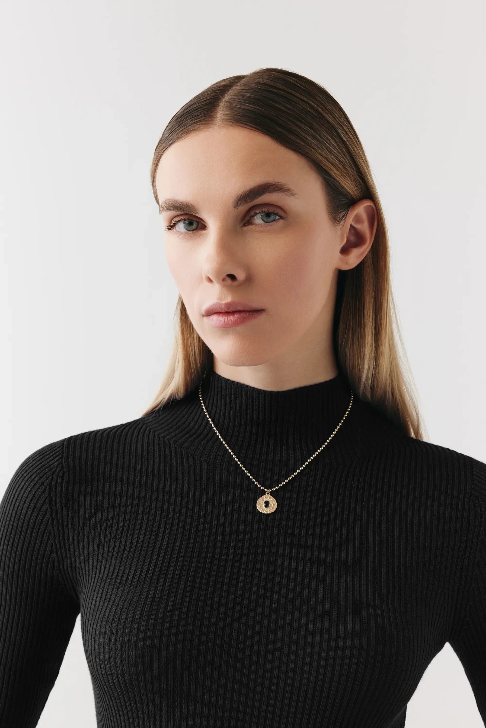 Lacivert Oval Taşlı Madalyon Kolye