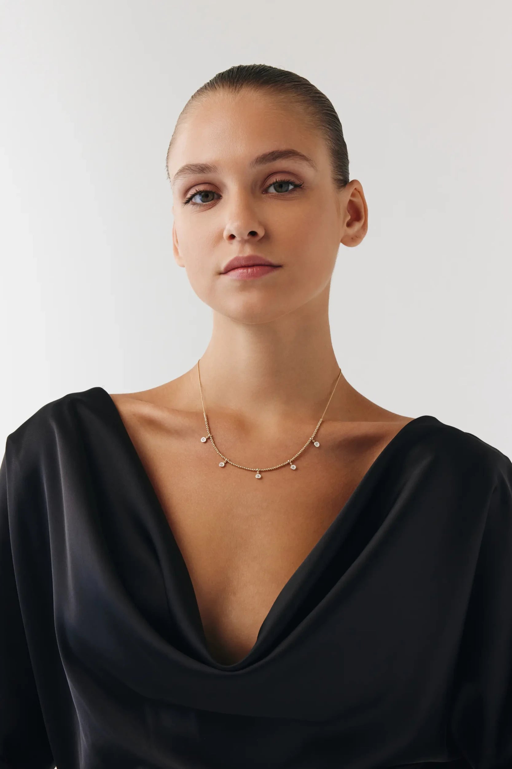 Mineli Taş Detay Yarım Kolye