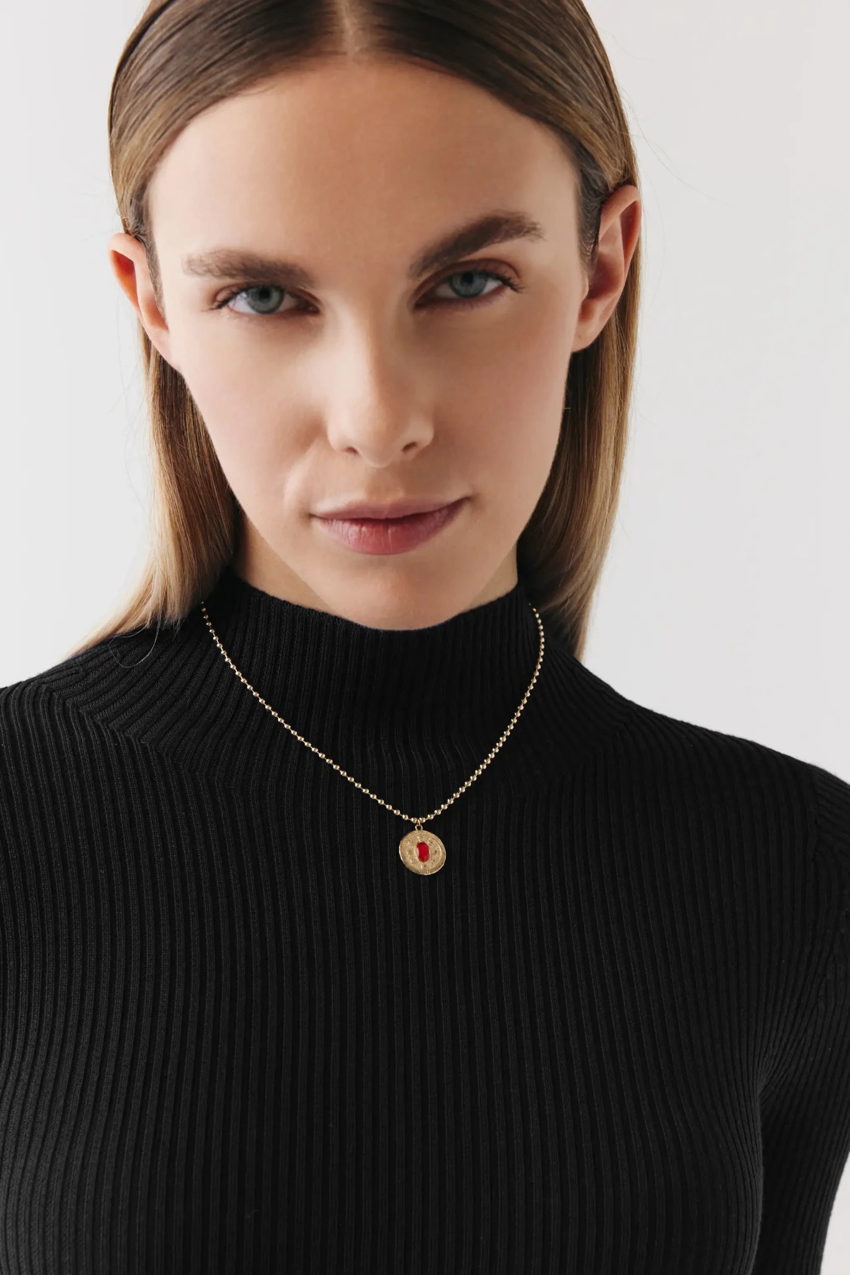 Grek Desen Detaylı Oval Kırmızı Taşlı Madalyon Kolye