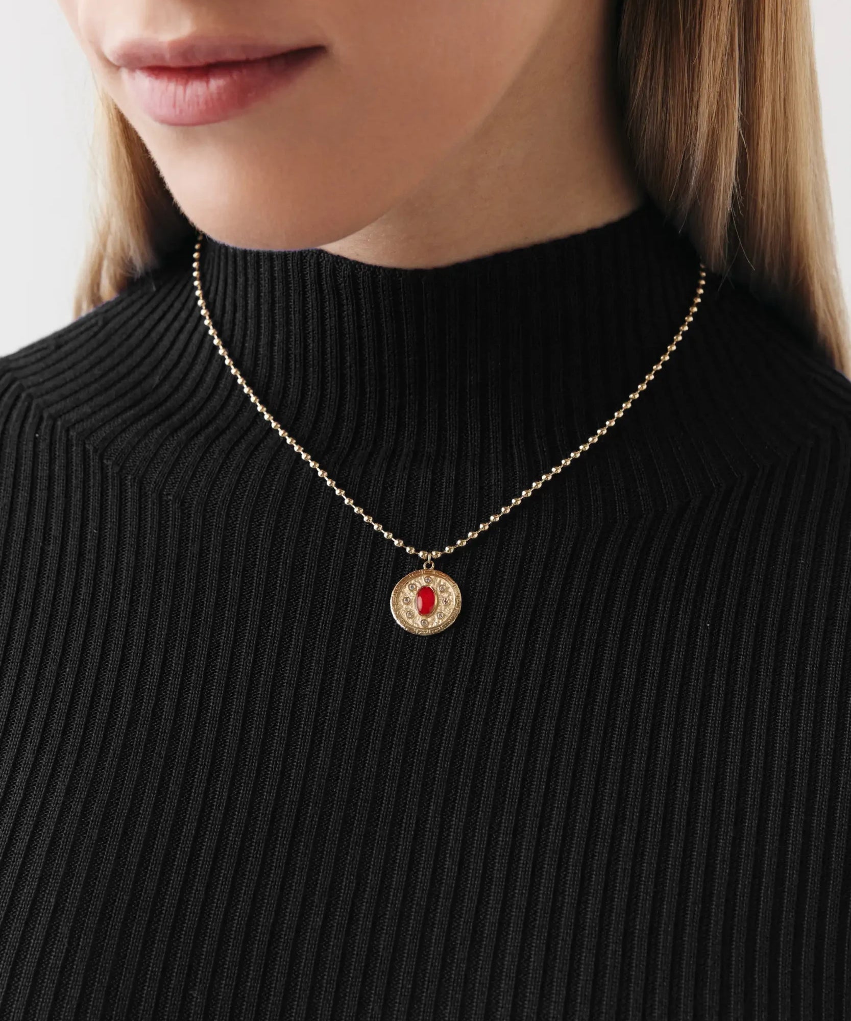 0001845_grek-desen-detayli-oval-kirmizi-tasli-madalyon-kolye.webp