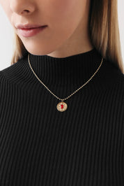 Grek Desen Detaylı Oval Kırmızı Taşlı Madalyon Kolye