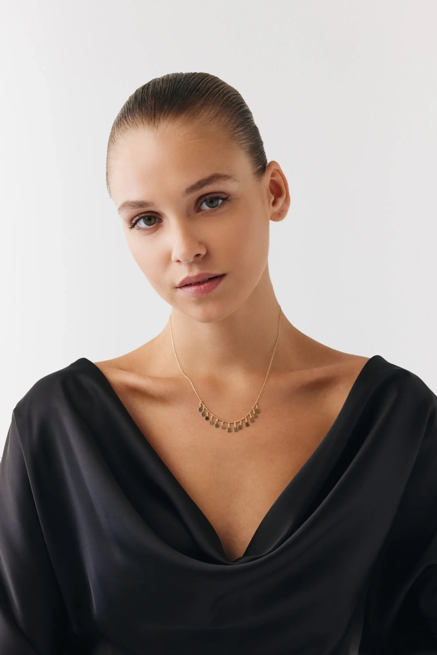 Top Zincir Detay Oval Pullu Shakira Kolye