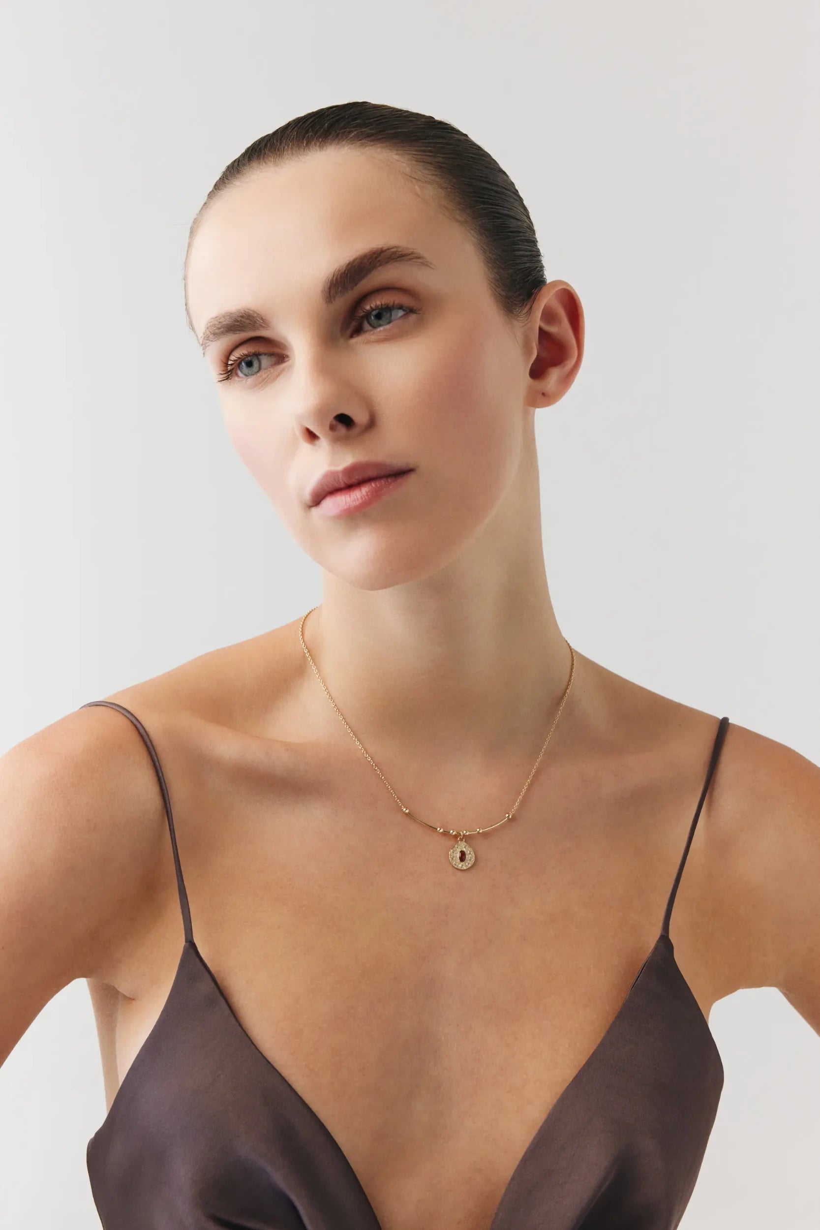 Oval Kahve Taşlı Madalyon Tel Kolye