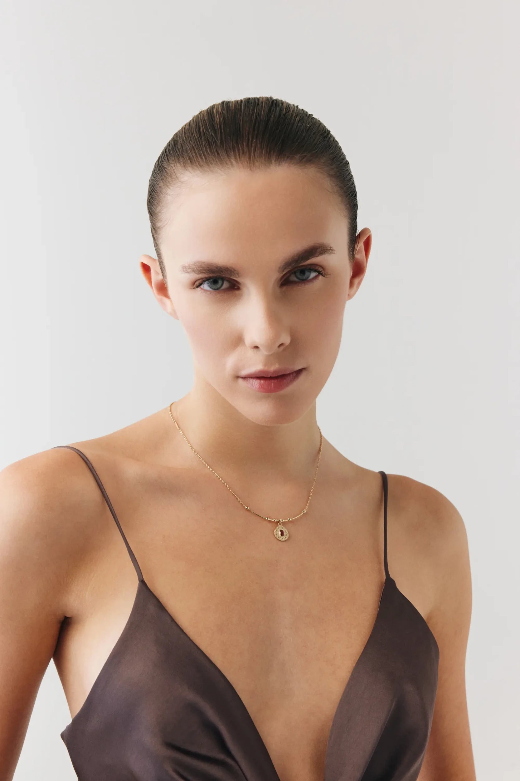 Oval Kahve Taşlı Madalyon Tel Kolye