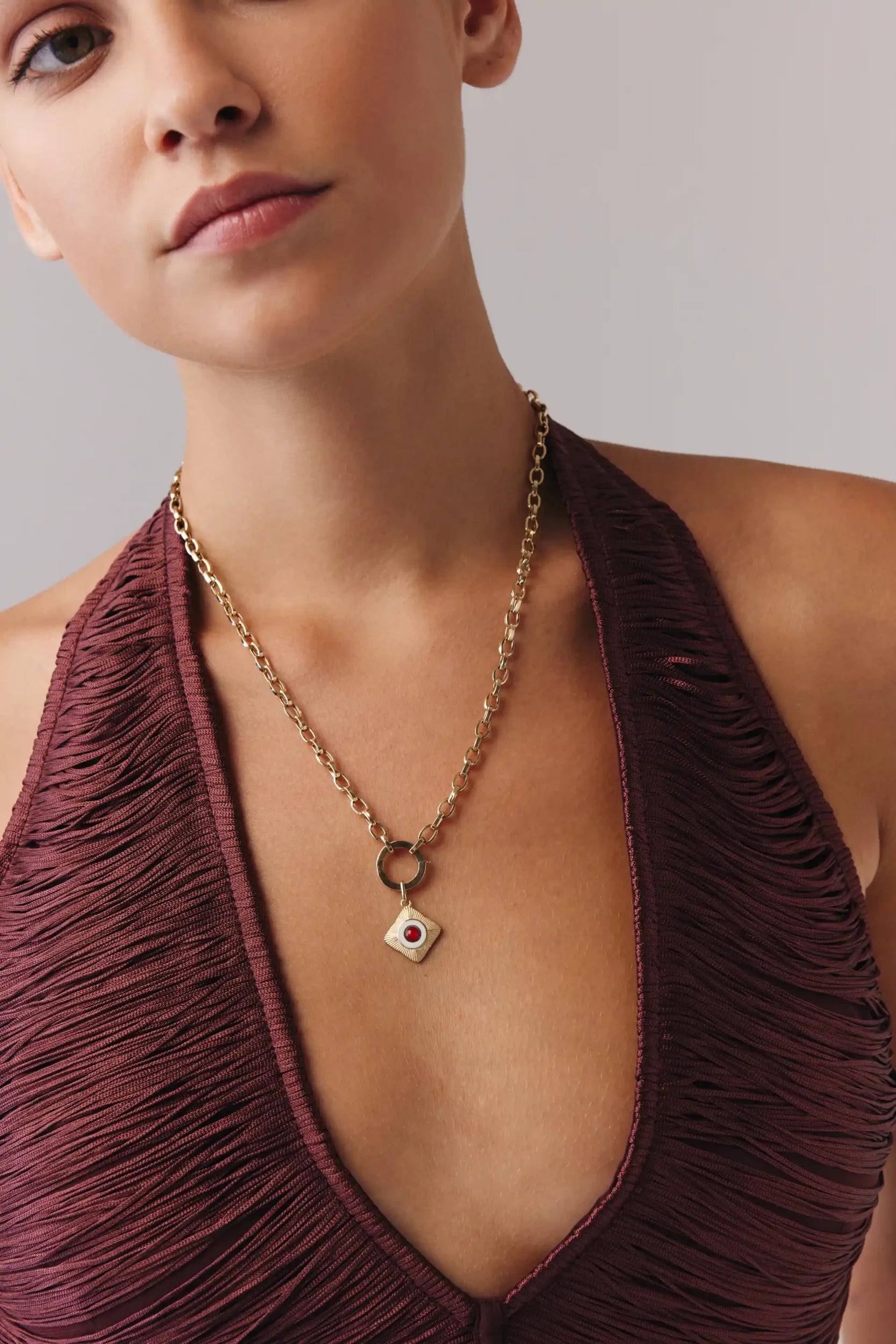 Yuvarlak Kırmızı Taşlı Etnik Madalyon Charm Kolye