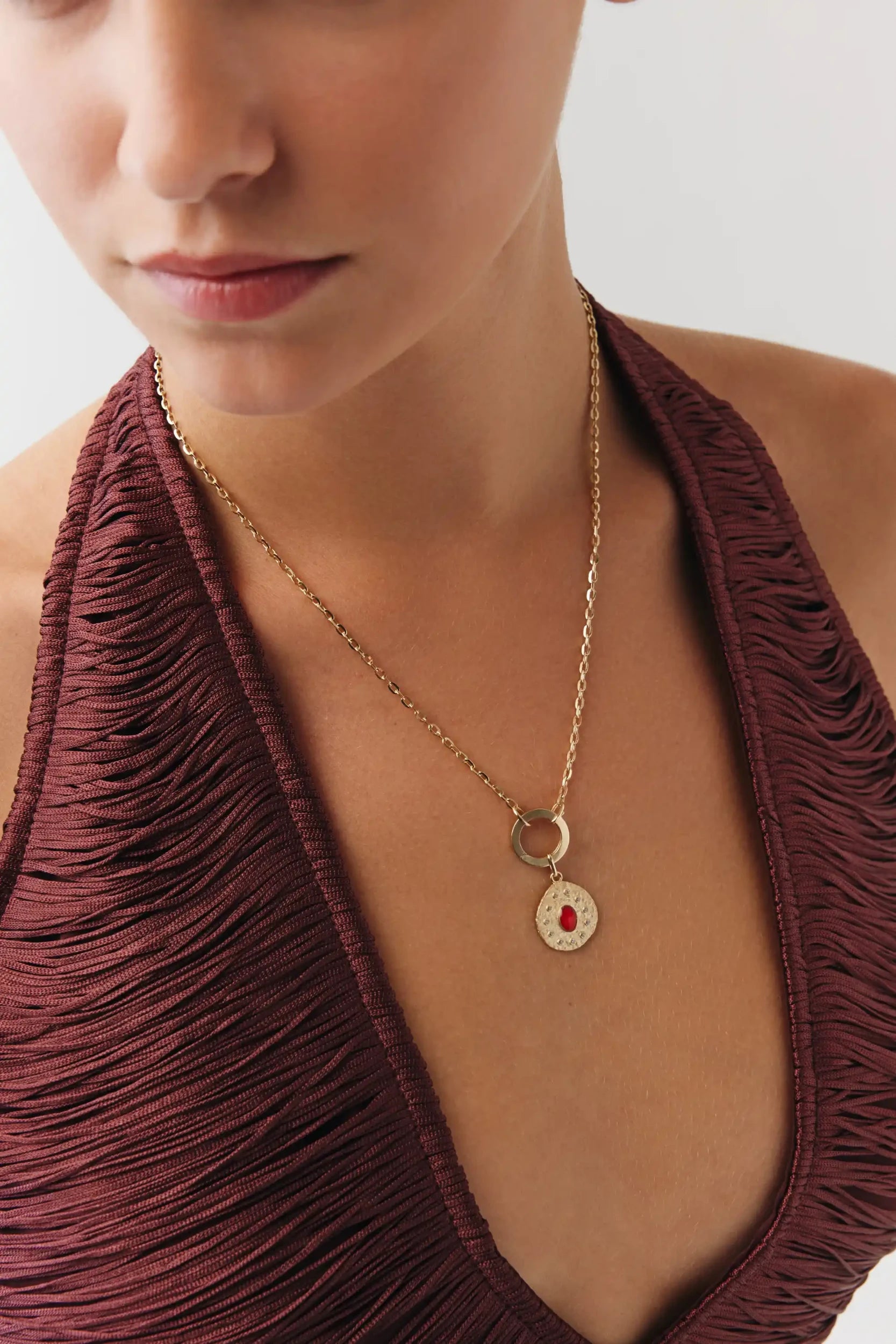 Oval Kırmızı Taşlı Asimetrik Madalyon Charm Kolye