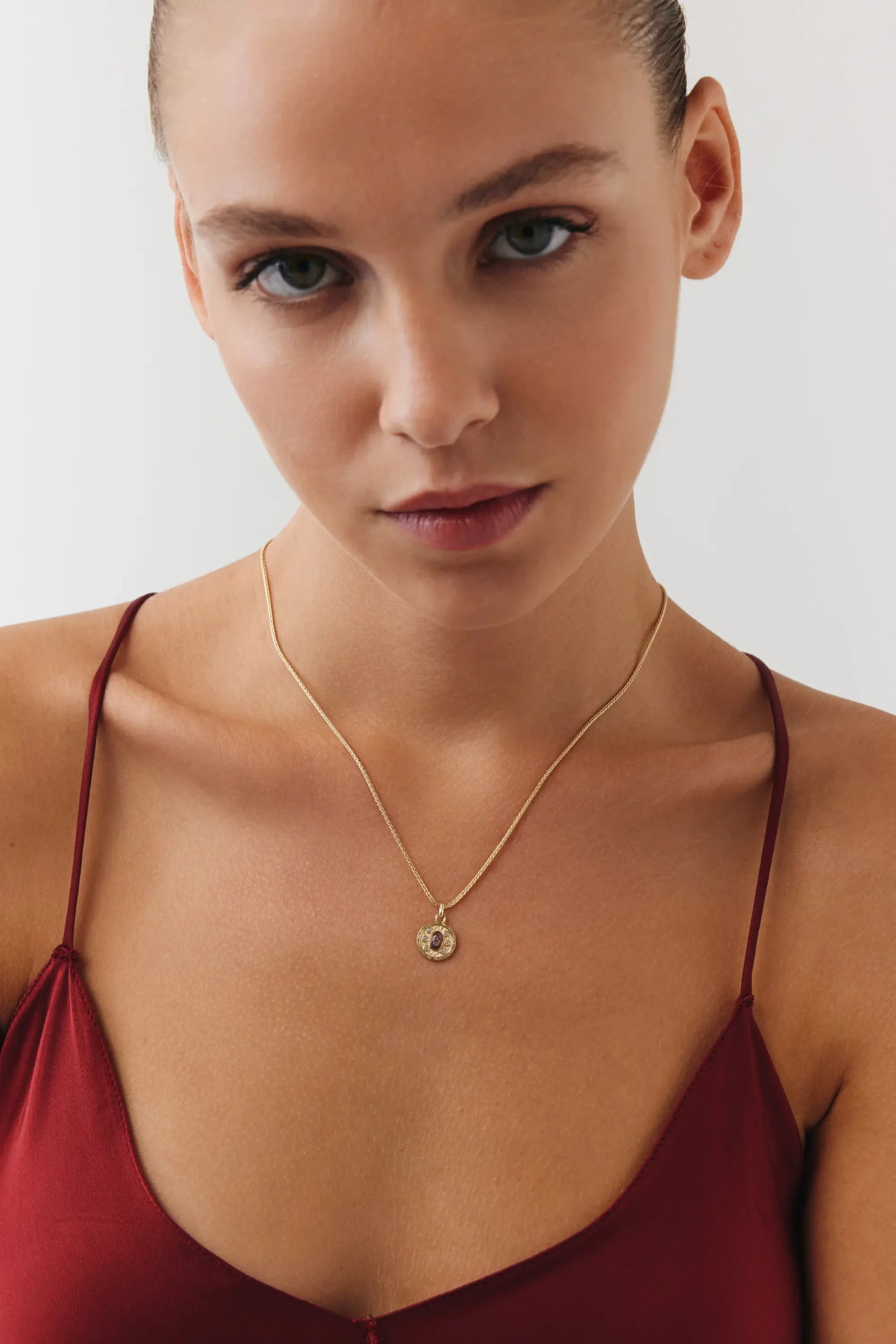 Oval Kahve Taşlı Madalyon Uçlu Kolye