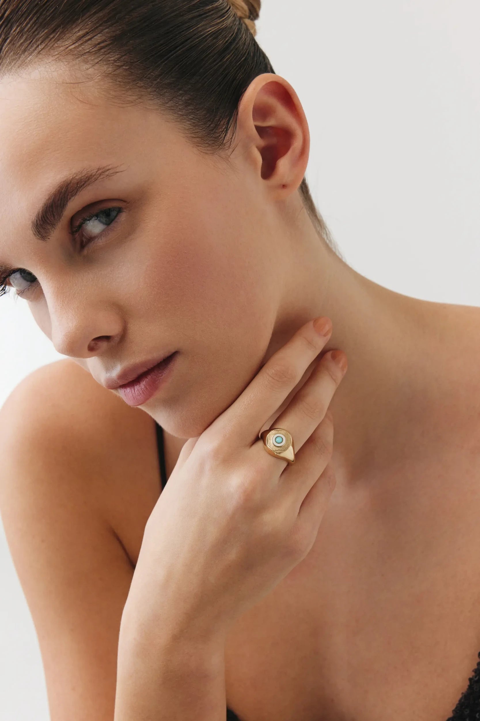 Yuvarlak Mavi Taşlı Madalyon Yüzük