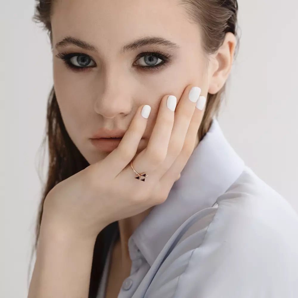 0.06 CT Pırlanta Taşlı ve Kırmızı Mineli Rose Altın Yüzük