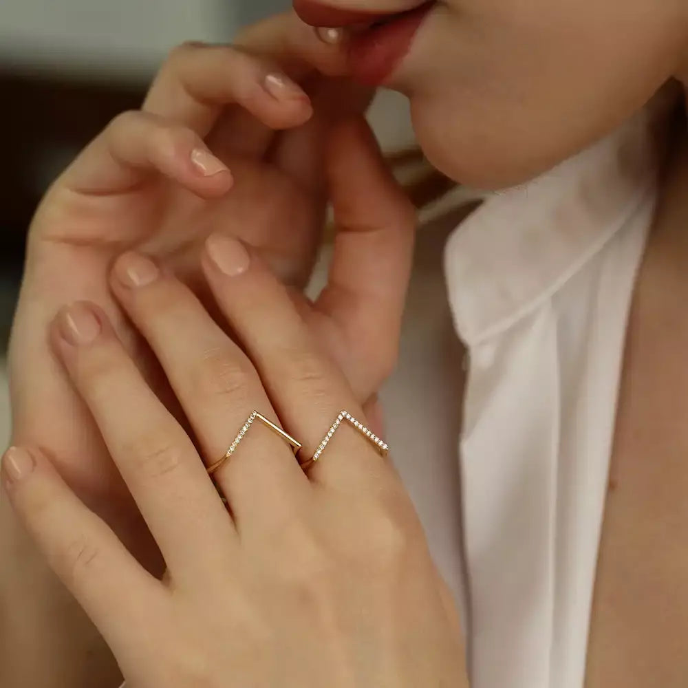 0.09 CT Pırlanta Taşlı Sarı Altın Minimal V Yüzük