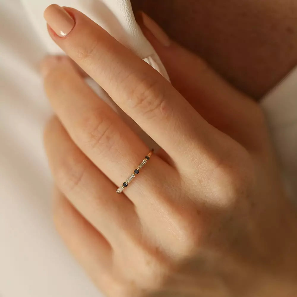 0.25 CT Siyah Pırlanta ve Baget Pırlanta Taşlı Sarı Altın Yüzük