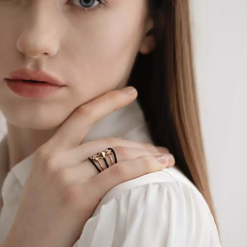 0.29 CT Pırlanta Taşlı ve Siyah Mineli Rose Altın Yüzük