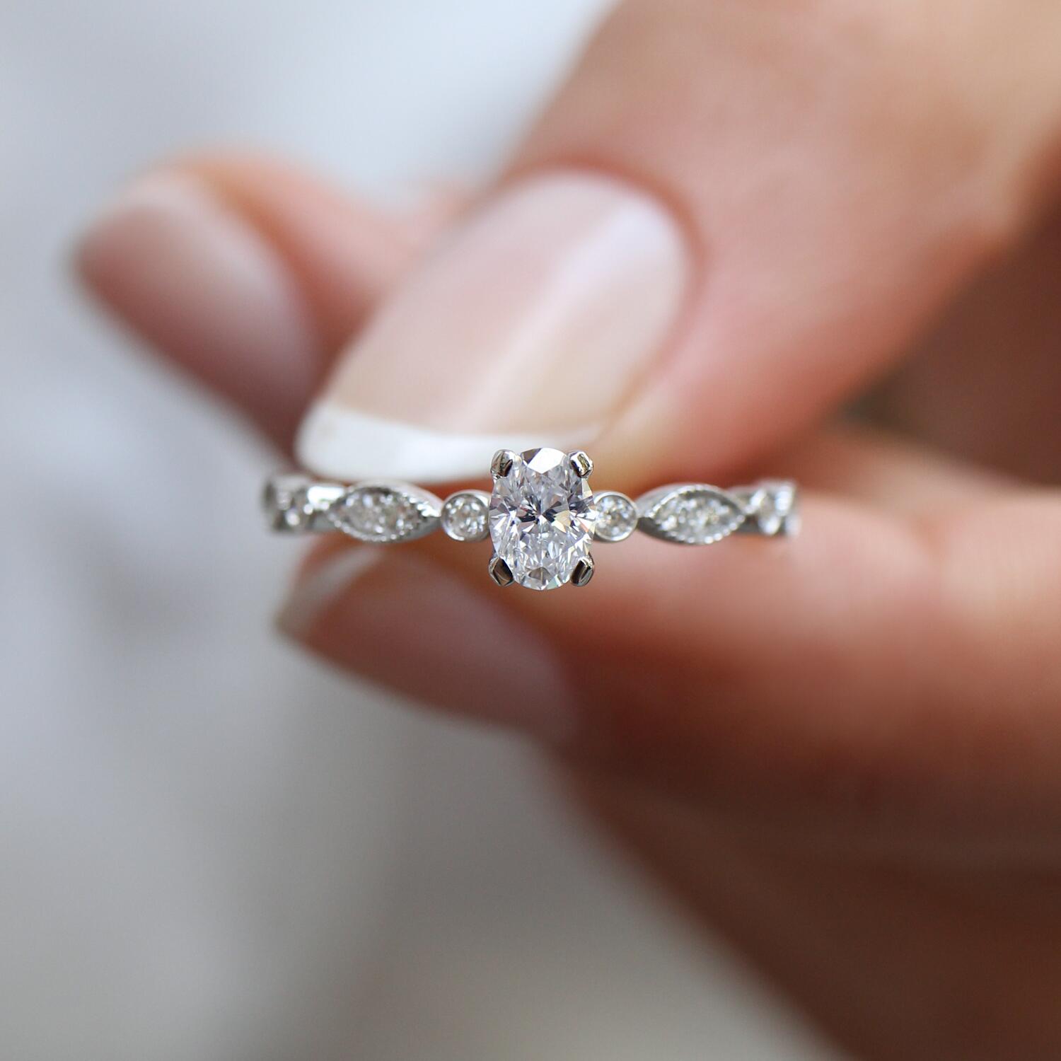 0.42 CT F VS1 HRD Sertifikalı Vintage Oval Pırlanta Yüzük