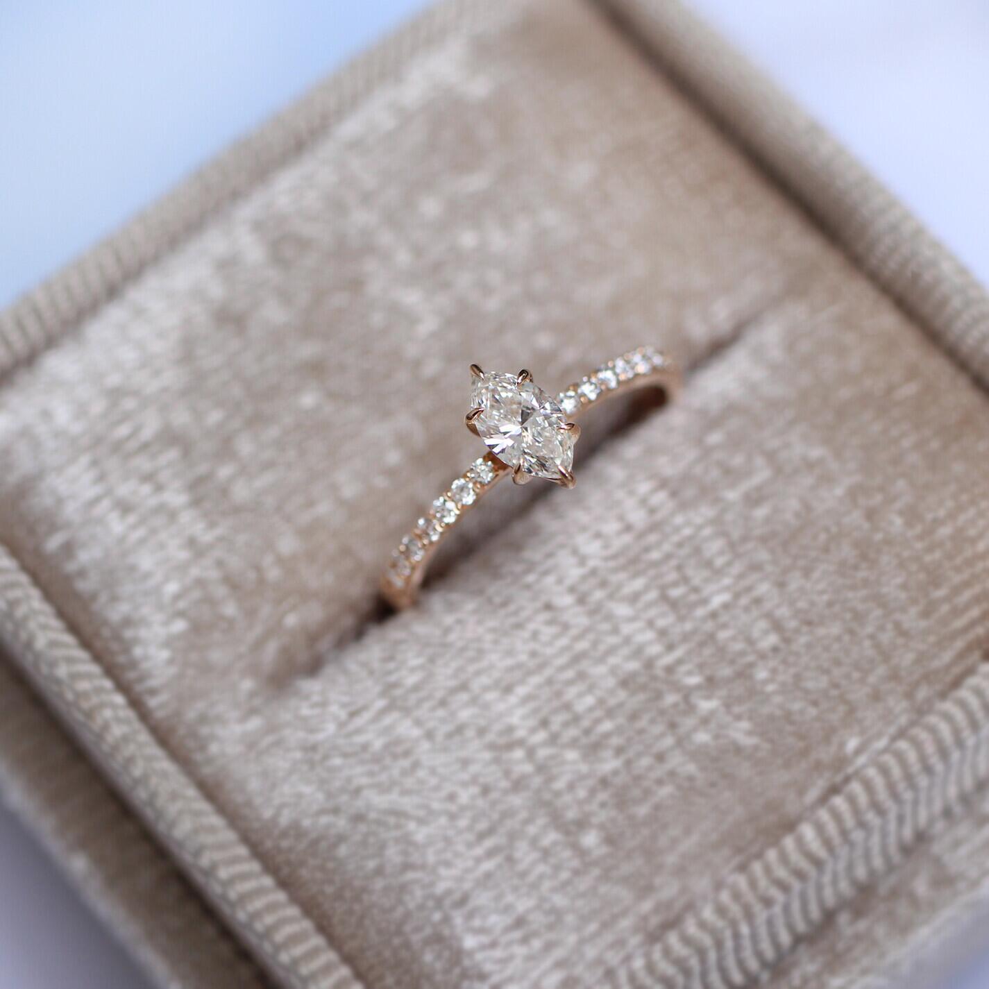 0.50 CT Kenar Taşlı Markiz Pırlanta Yüzük