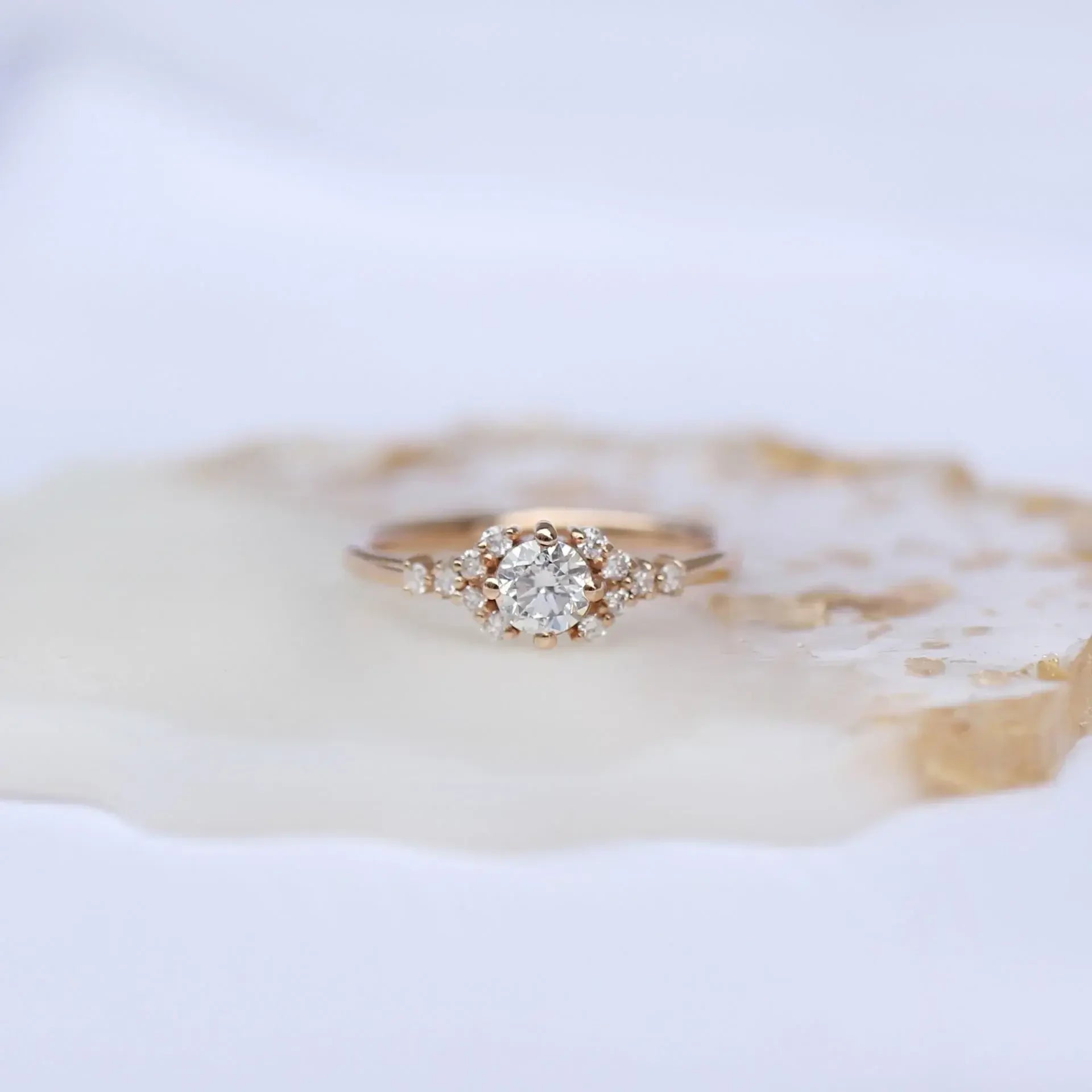 0.50 Karat Özel Tasarım Kenar Taşlı Pırlanta Yüzük