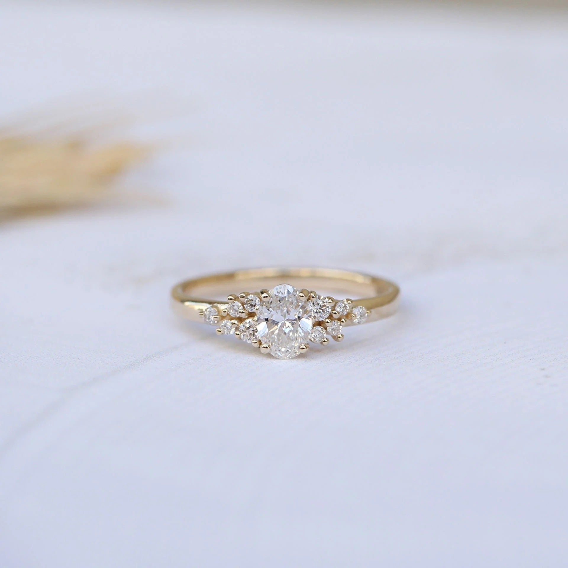 0.50 Karat Vintage Özel Tasarım Oval Asimetri Pırlanta Yüzük