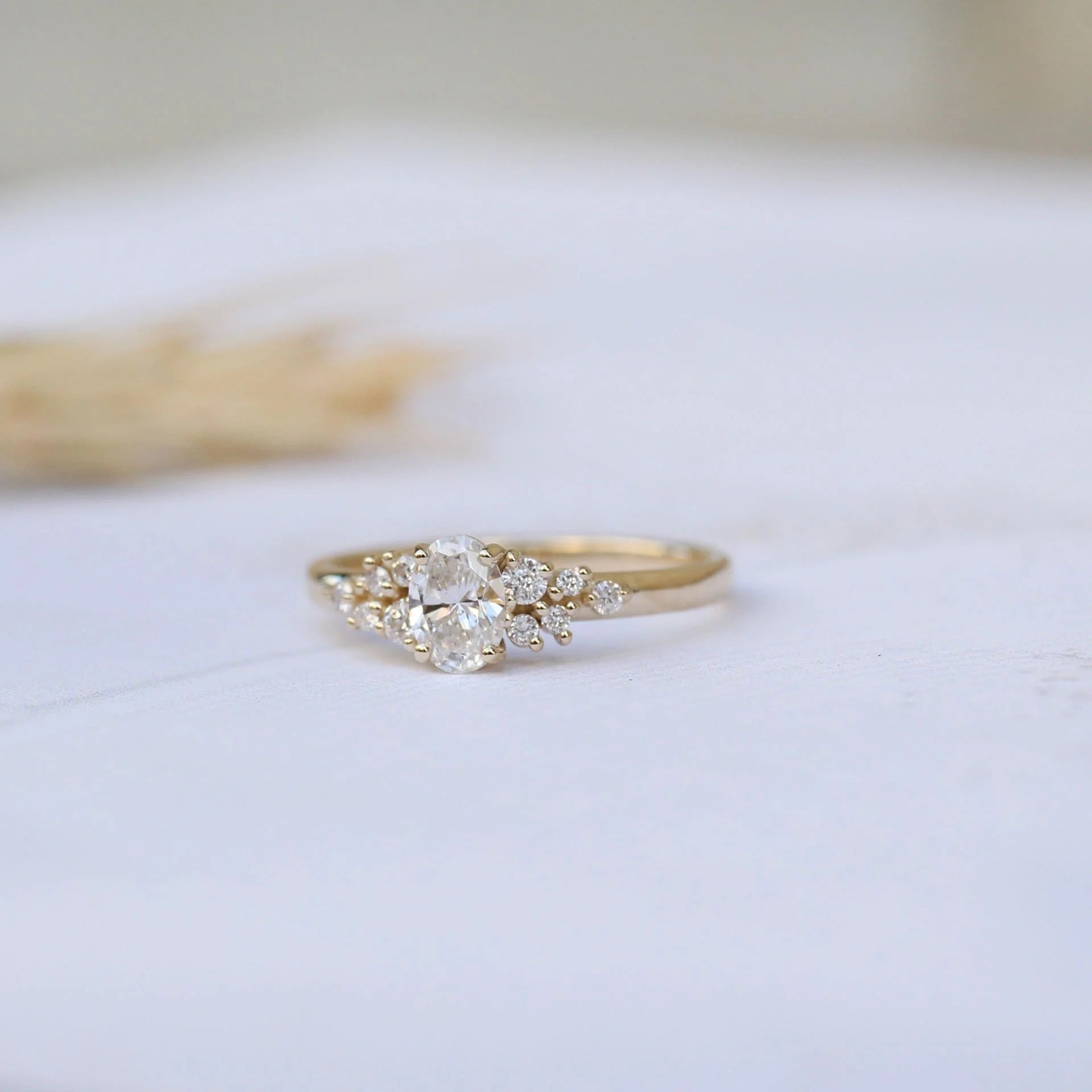 0.50 Karat Vintage Özel Tasarım Oval Asimetri Pırlanta Yüzük