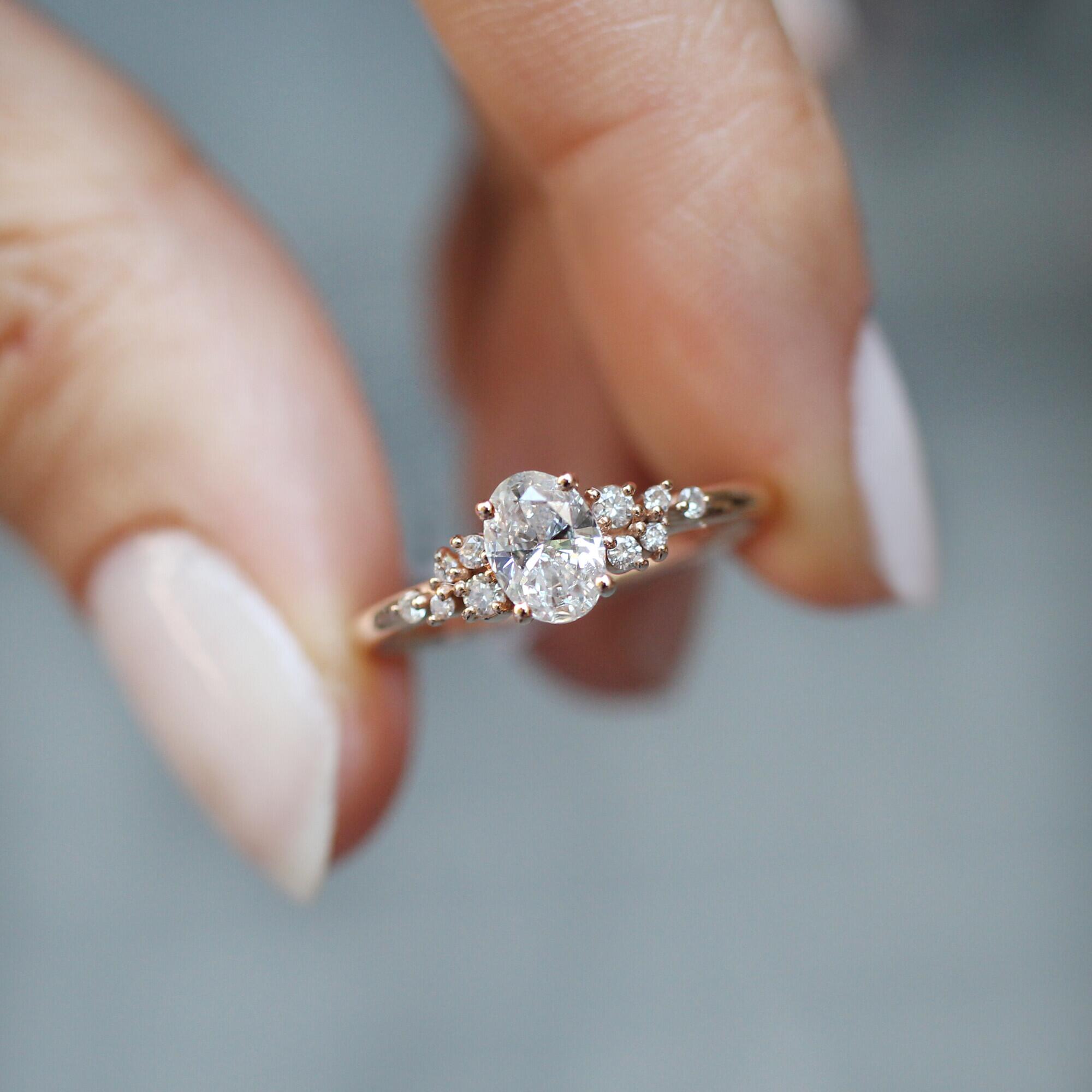 0.60 Karat E SI2 GIA Sertifikalı Oval Asimetri Pırlanta Yüzük