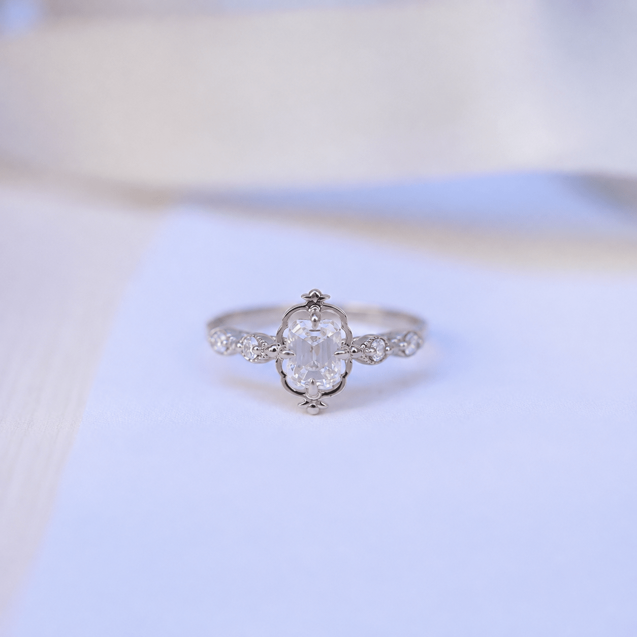 0.60 Karat F SI2 HRD Sertifikalı Emerald Pırlanta Vintage Aria Yüzük