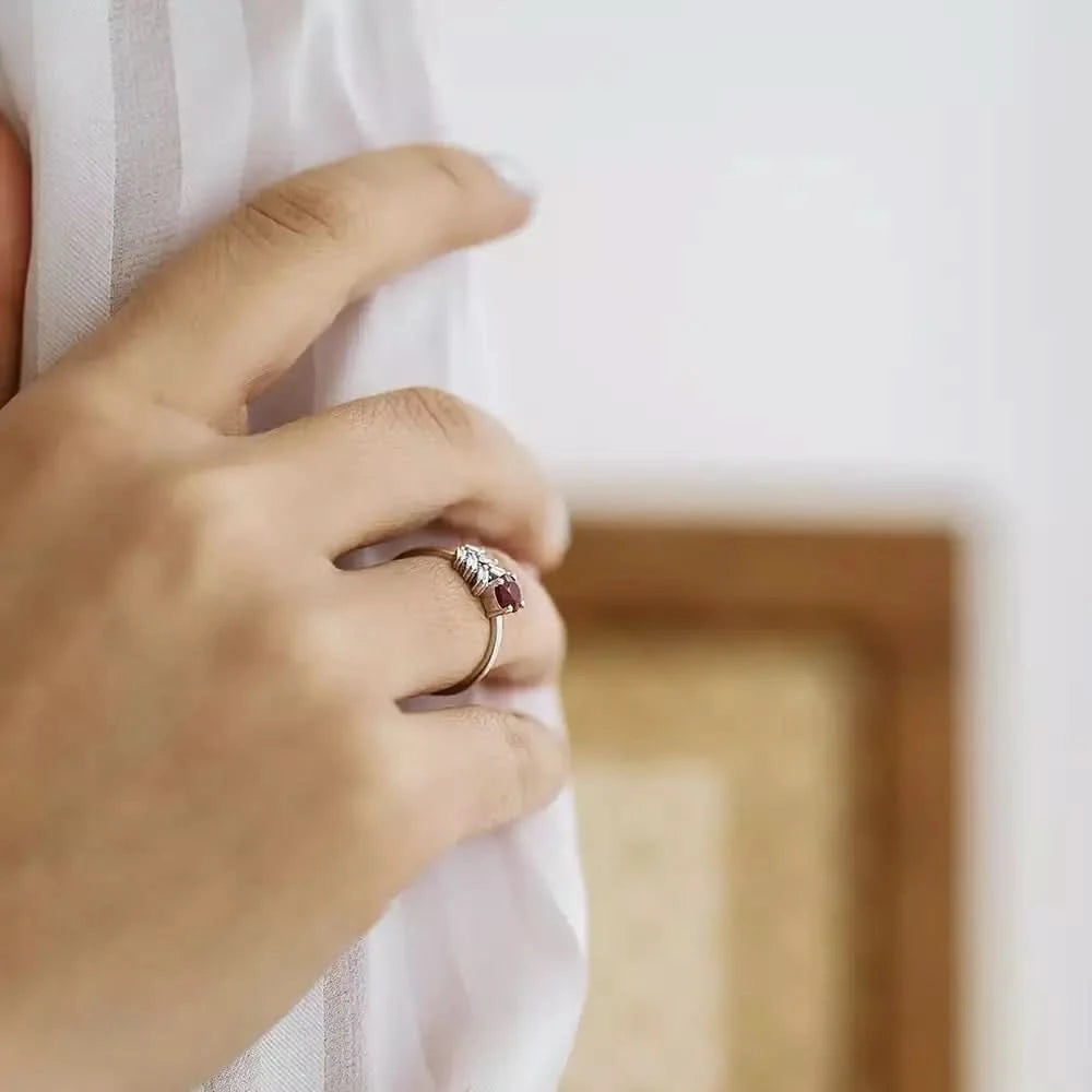 0.90 CT Yakut ve Baget Kesim Pırlanta Taşlı Beyaz Altın Yüzük