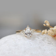 0.90 Karat HRD Sertifikalı Özel Tasarım Lena Damla Pırlanta Yüzük