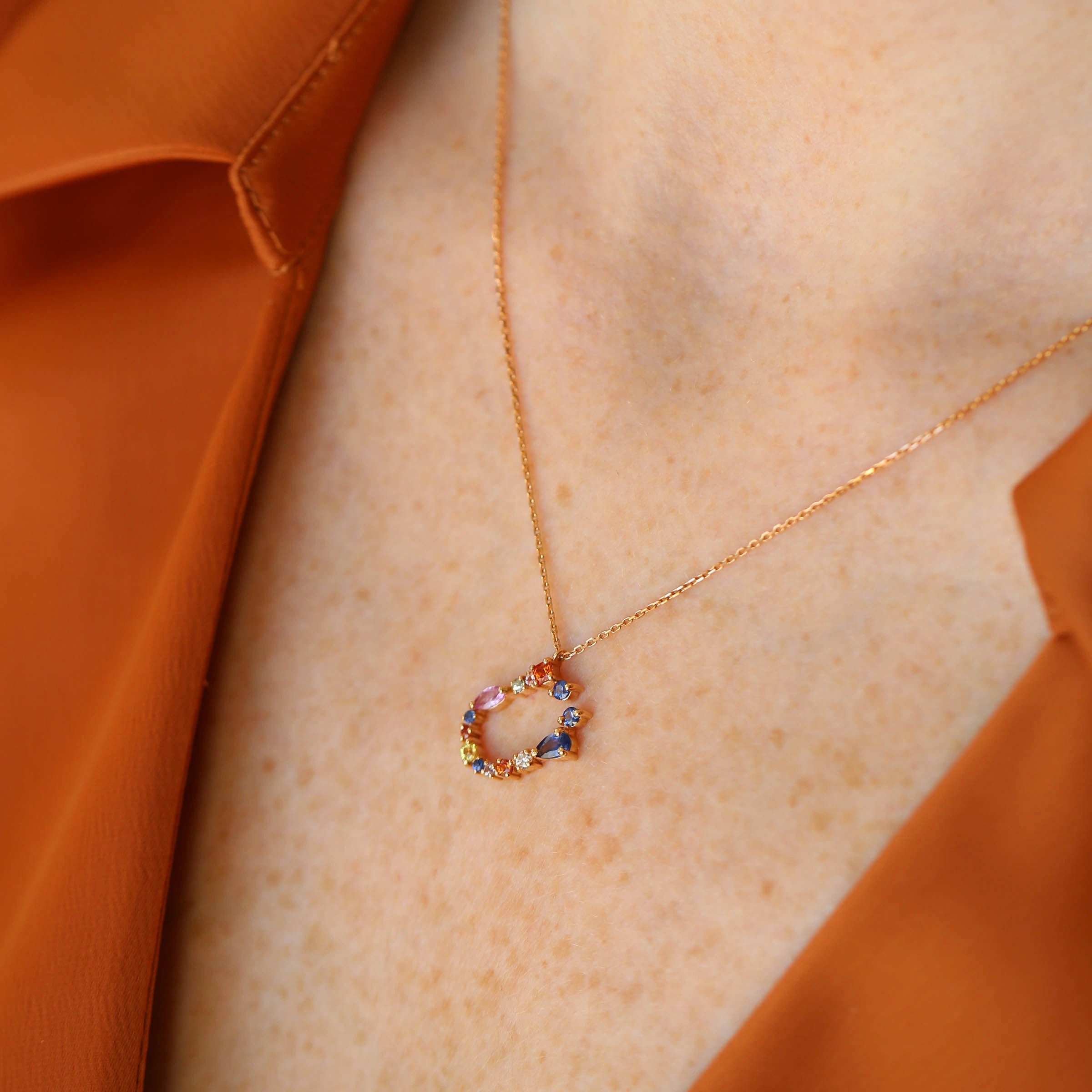1-02-ct-multicolor-safir-ve-pirlanta-tasli-u-harf-kolye-176542.jpg