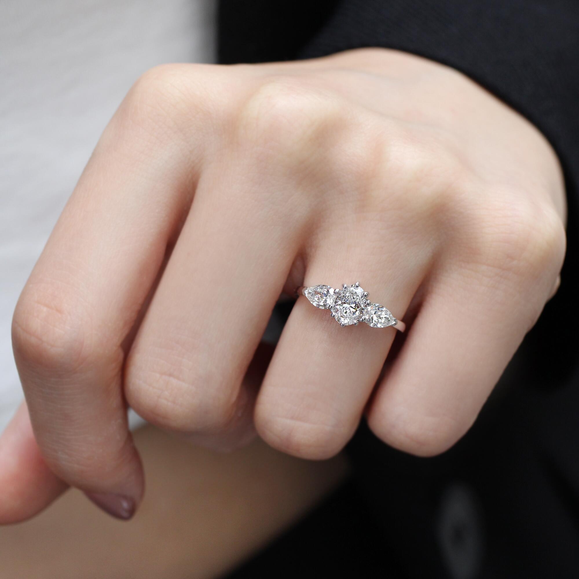 1.30 CT GIA Sertifikalı Oval Damla Pırlanta Yüzük