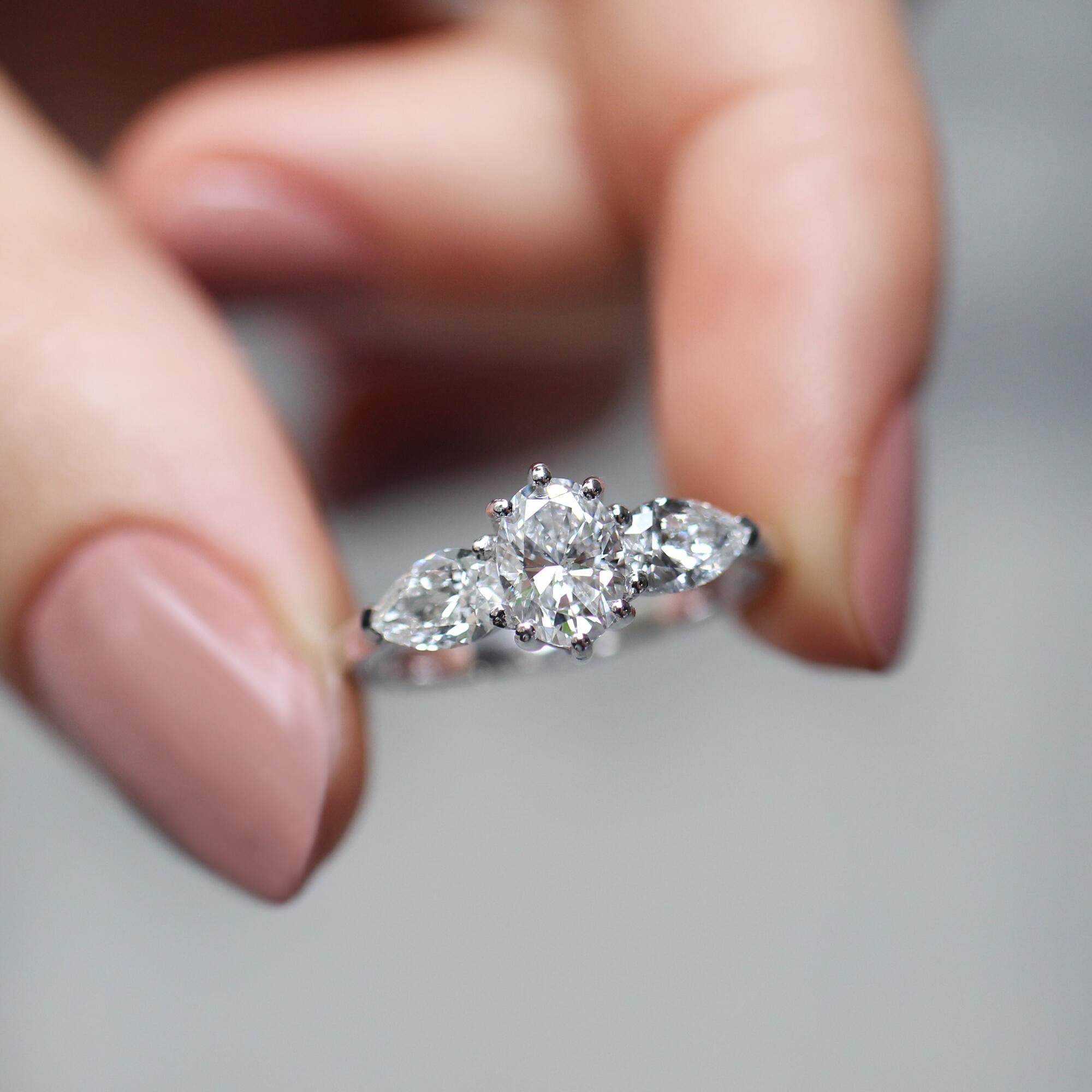 1.30 CT GIA Sertifikalı Oval Damla Pırlanta Yüzük