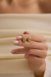 14 Ayar Altın Köşeli Sarmaşık Küpe