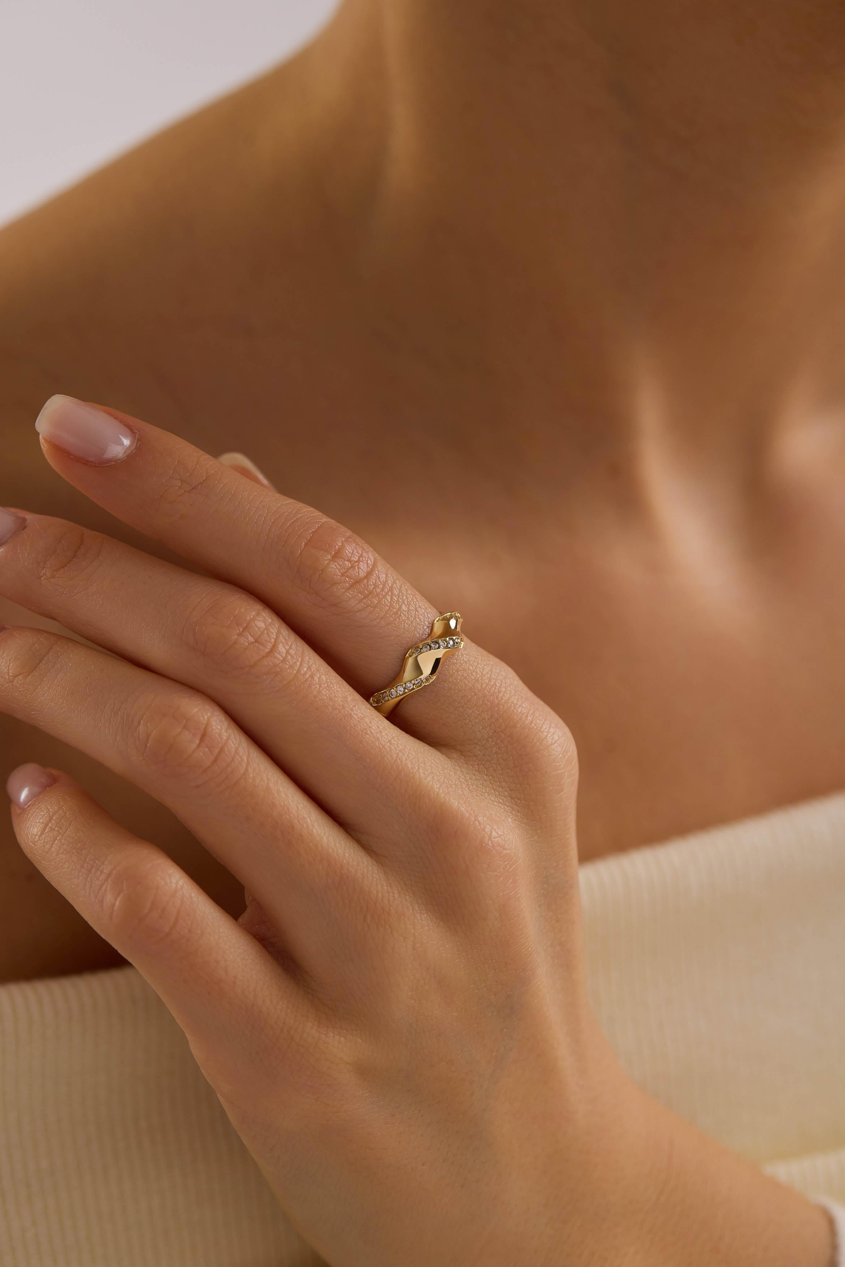 14 Ayar Altın Taşlı Sarmal Yüzük