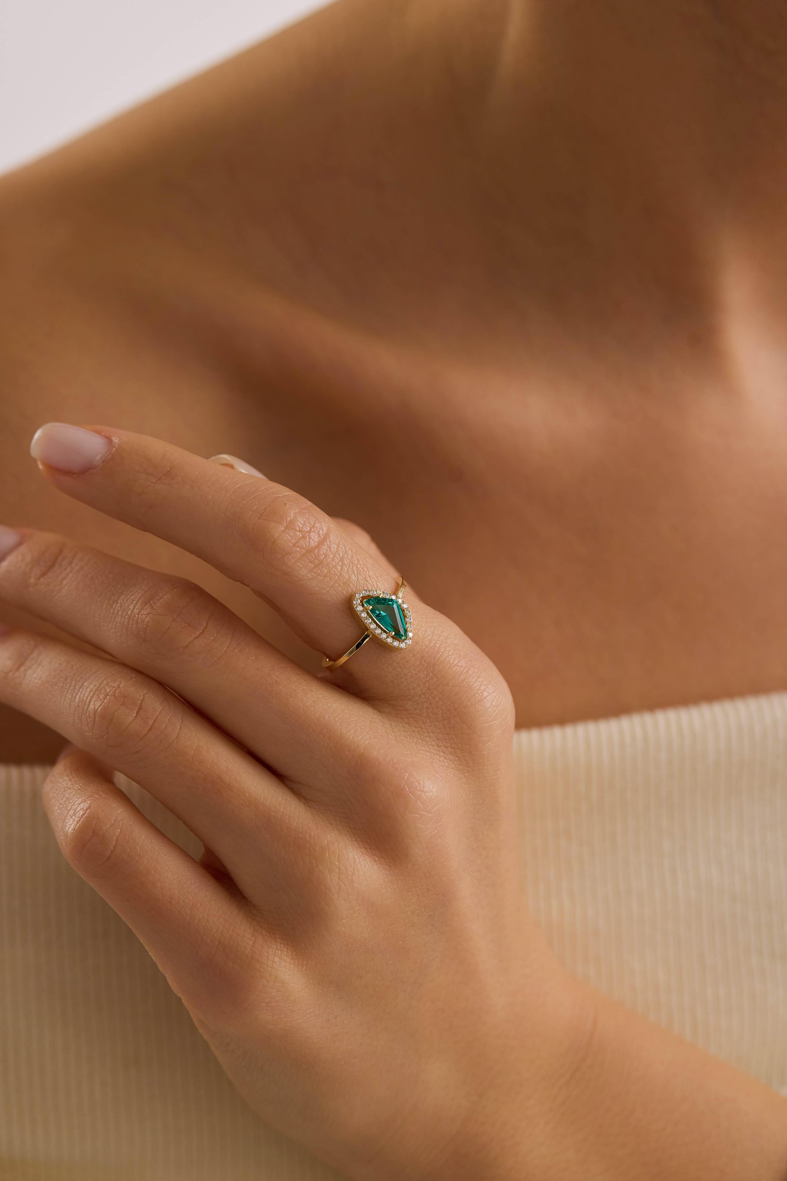 14 Ayar Altın Yeşil Taşlı Yüzük