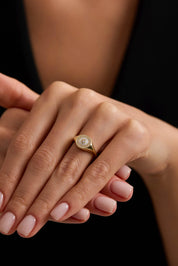 14 Ayar Beyaz Mineli Taşlı Altın Yüzük