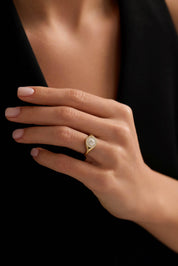 14 Ayar Beyaz Mineli Taşlı Altın Yüzük