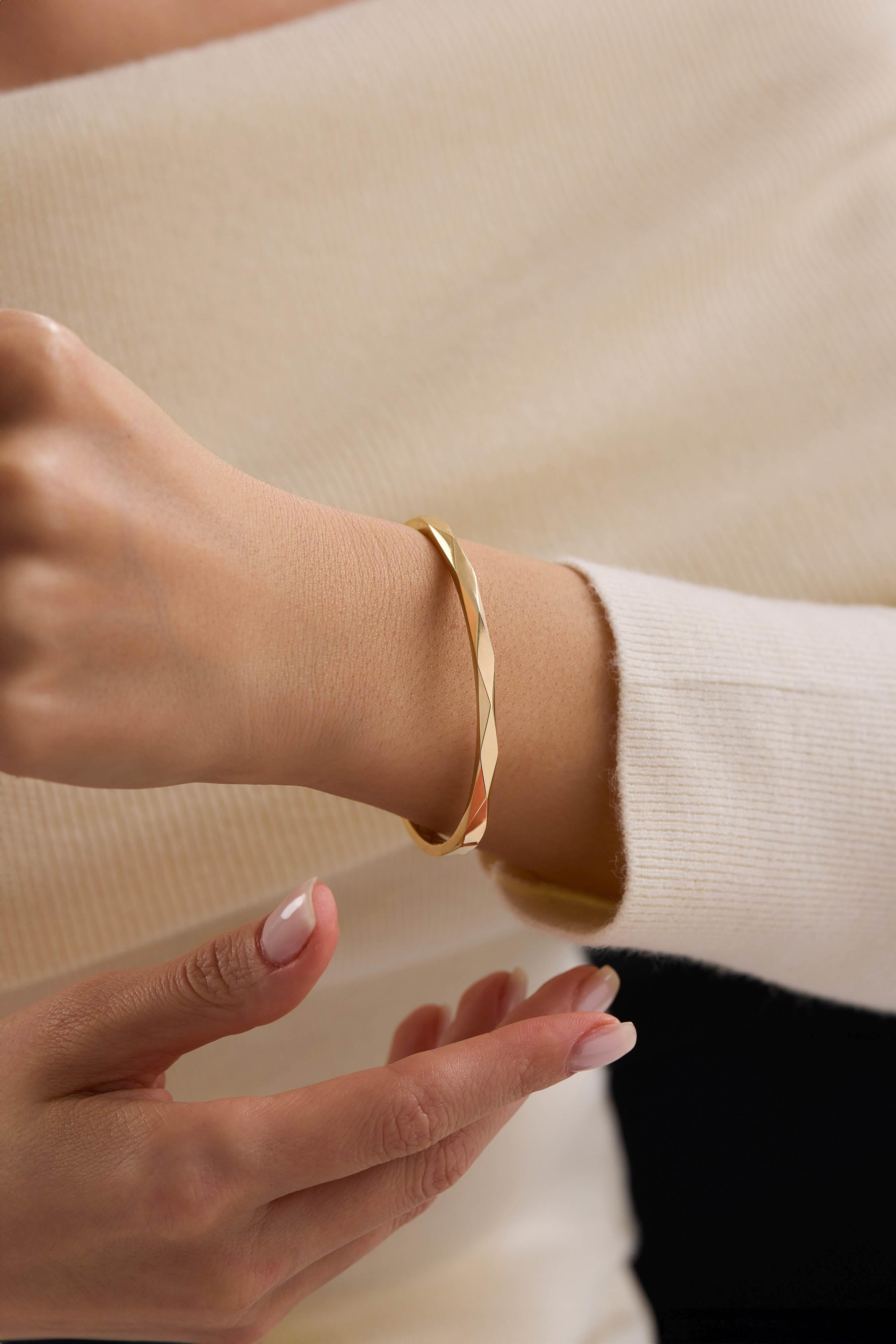 14 Ayar Desenli Altın Kelepçe