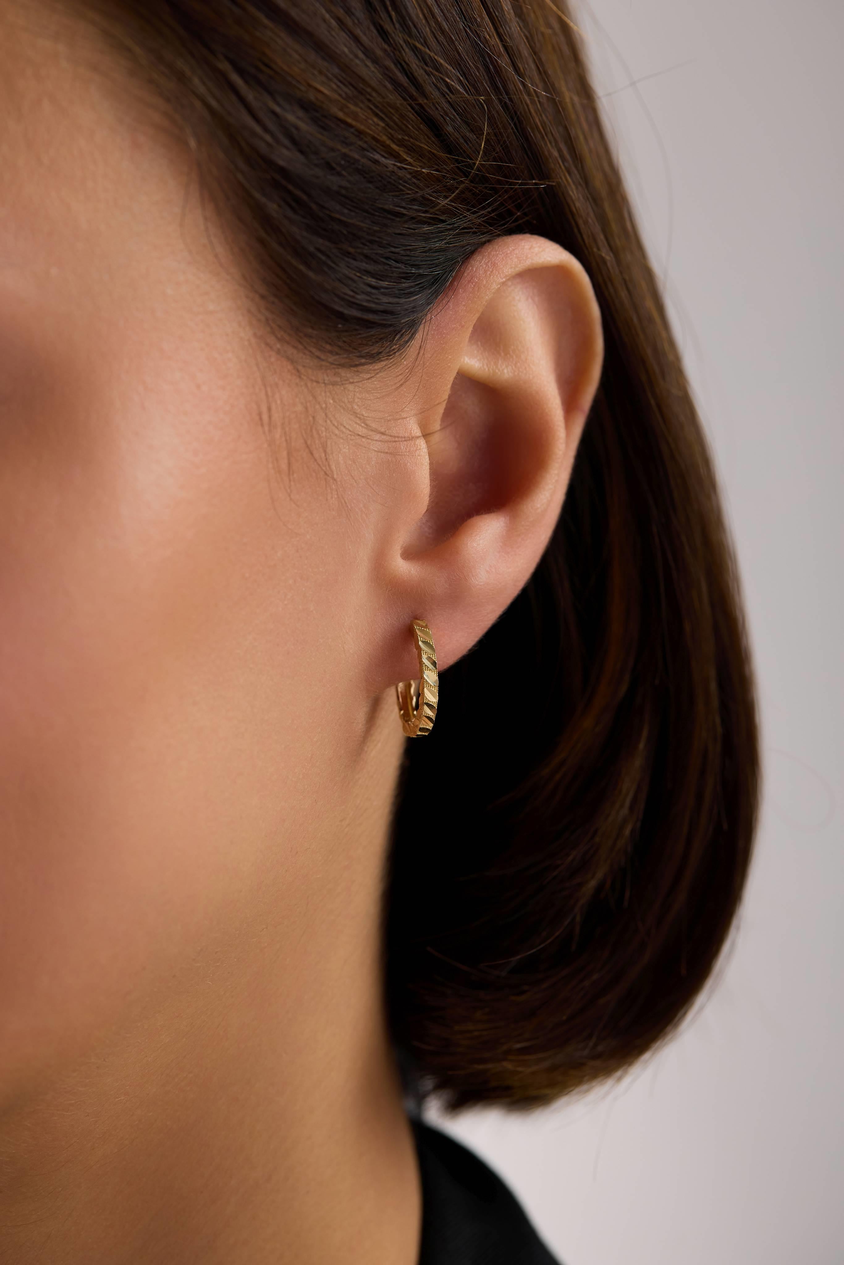 14 Ayar Minimal Altın Küpe (Büyük)